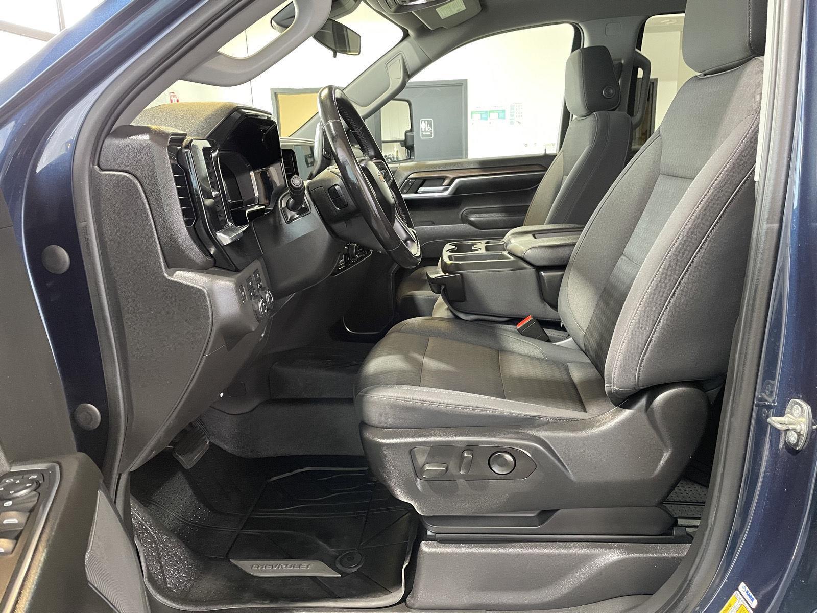 Vehicle photo 17