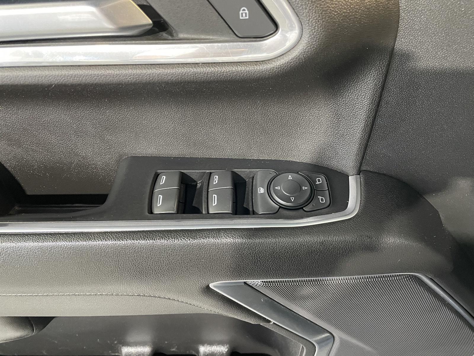 Vehicle photo 19
