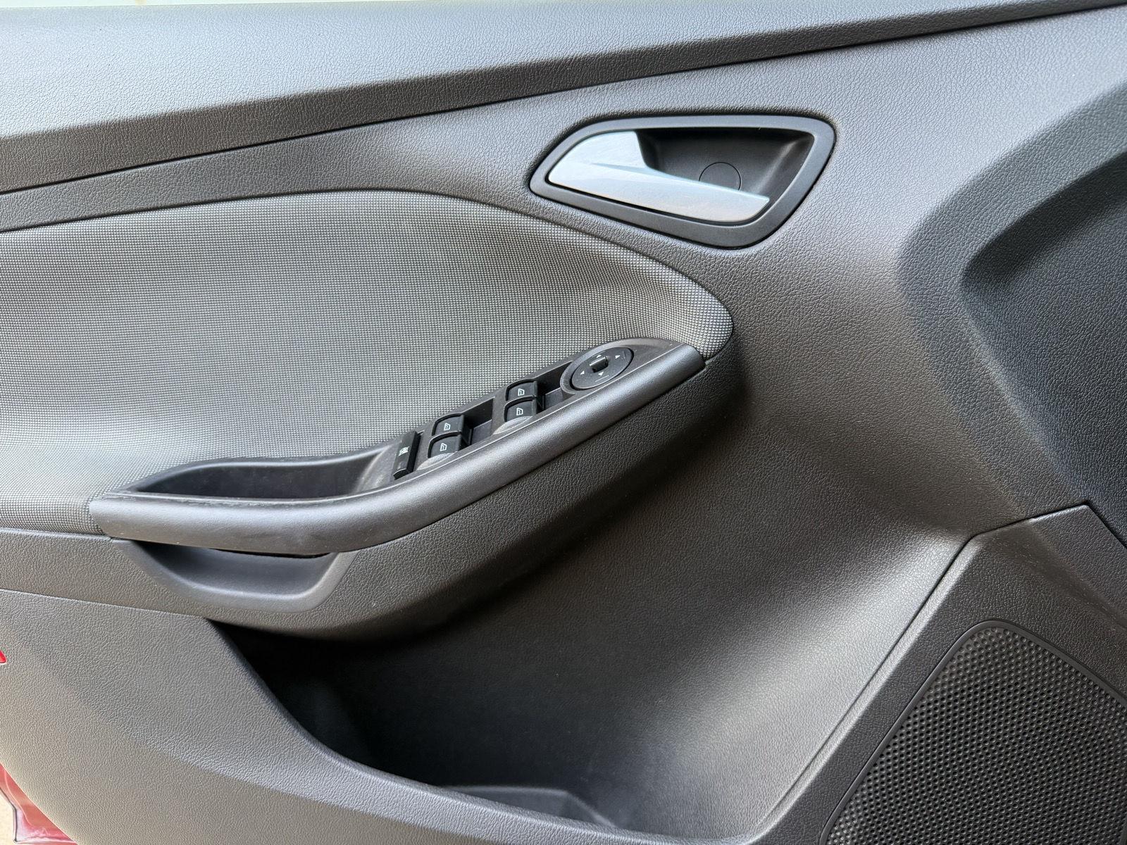 Vehicle photo 14
