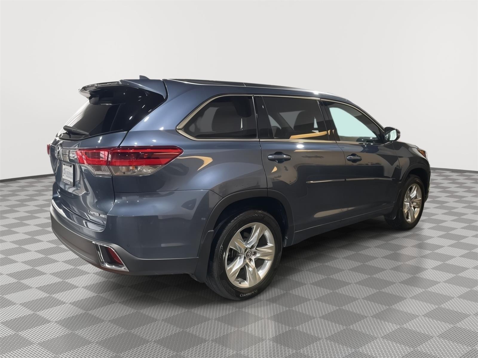 Vehicle photo 7