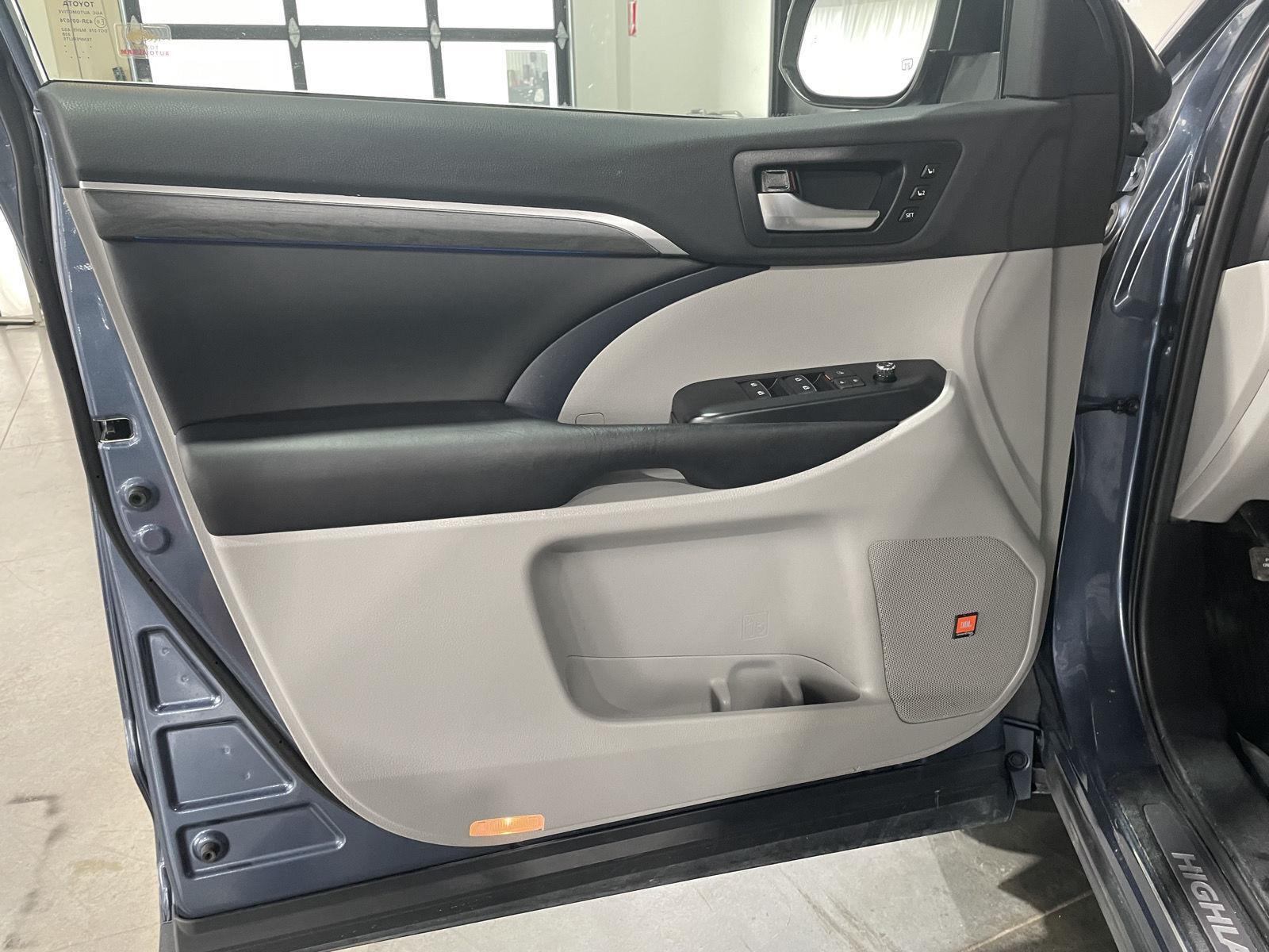 Vehicle photo 17