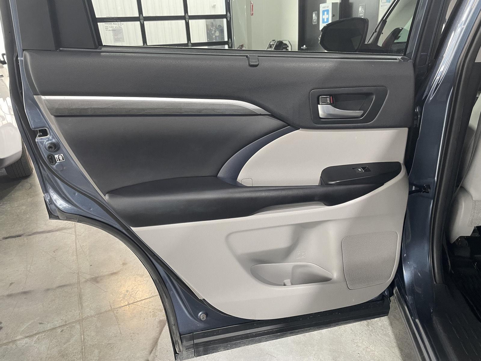 Vehicle photo 30