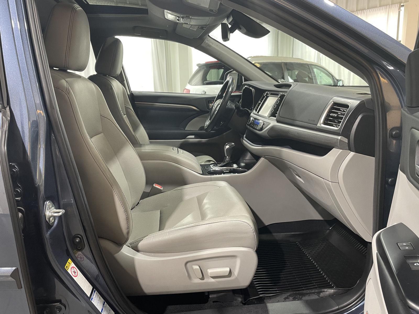 Vehicle photo 25