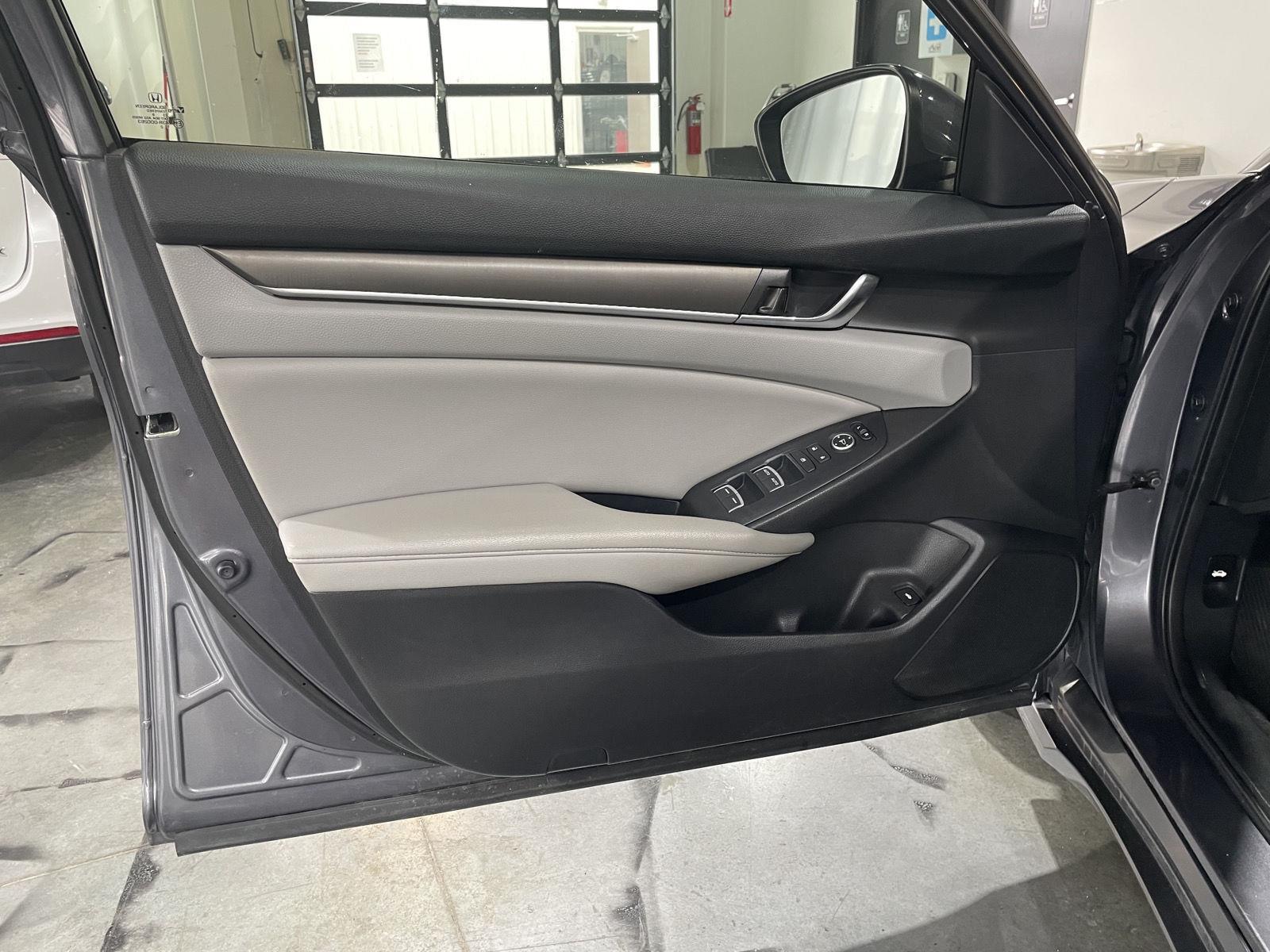 Vehicle photo 12