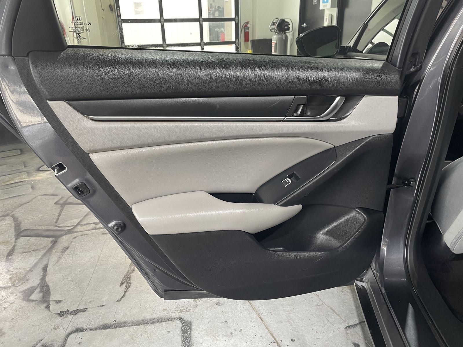Vehicle photo 23