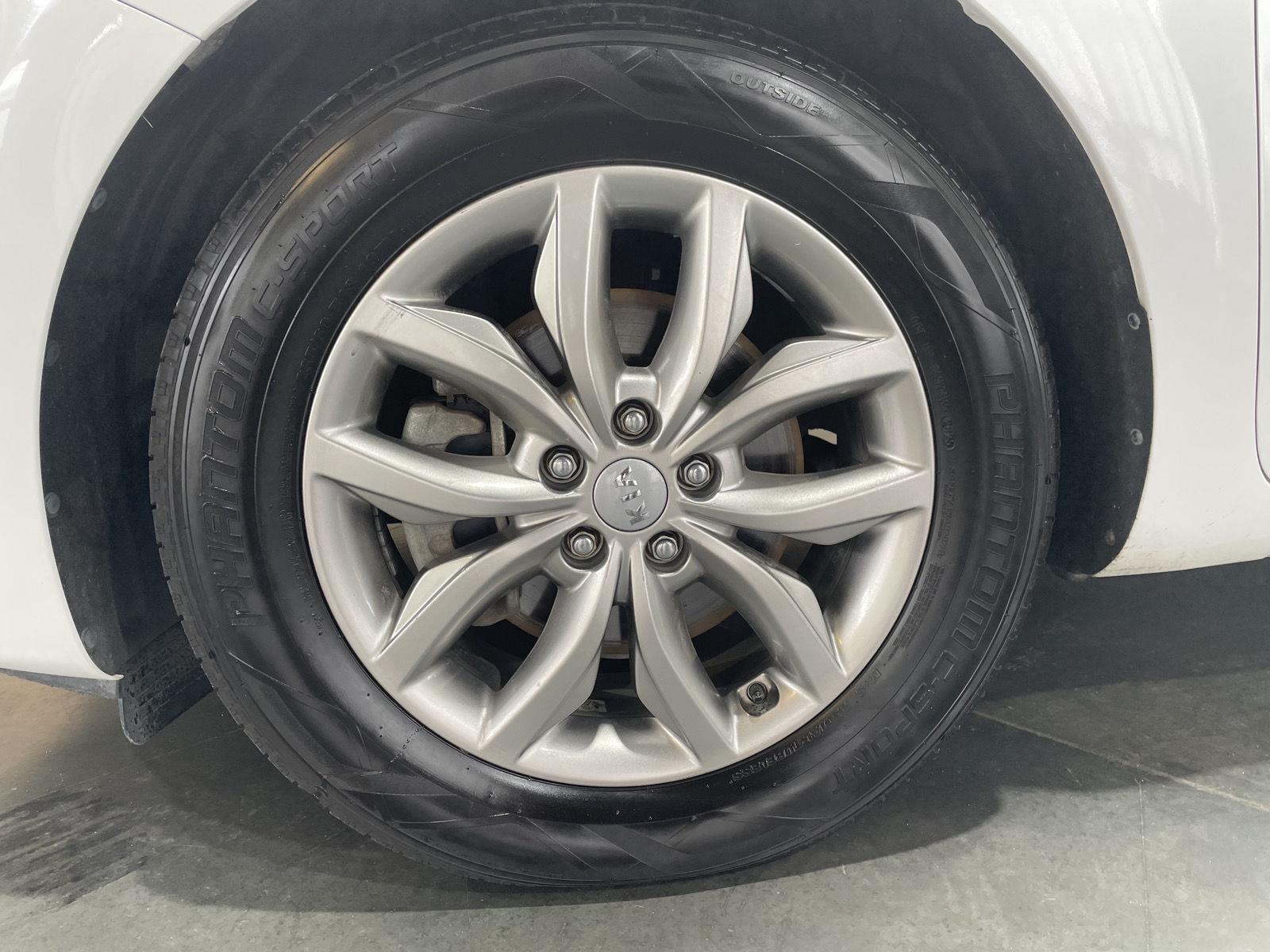 Vehicle photo 10