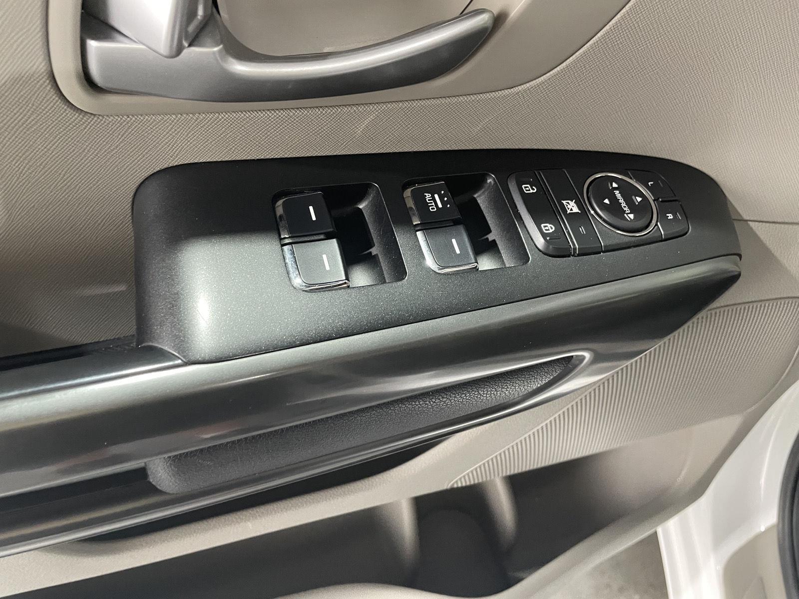 Vehicle photo 18