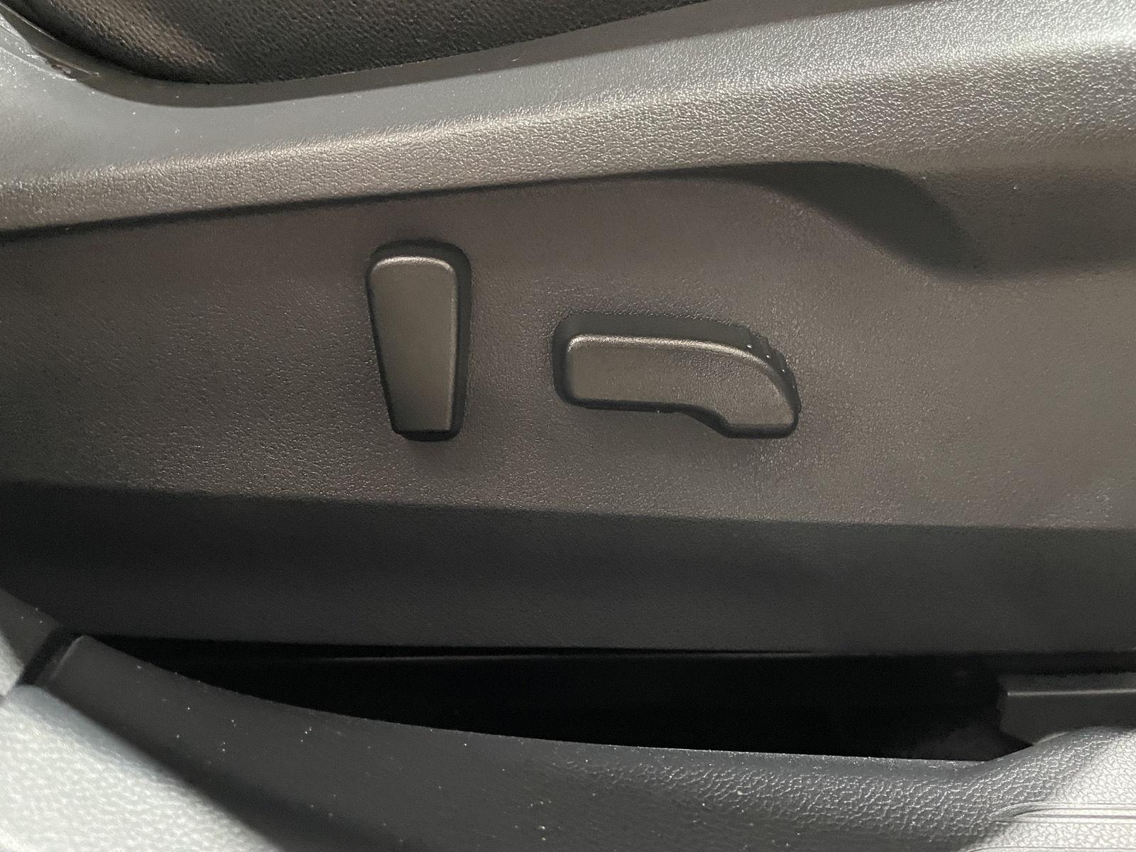 Vehicle photo 28