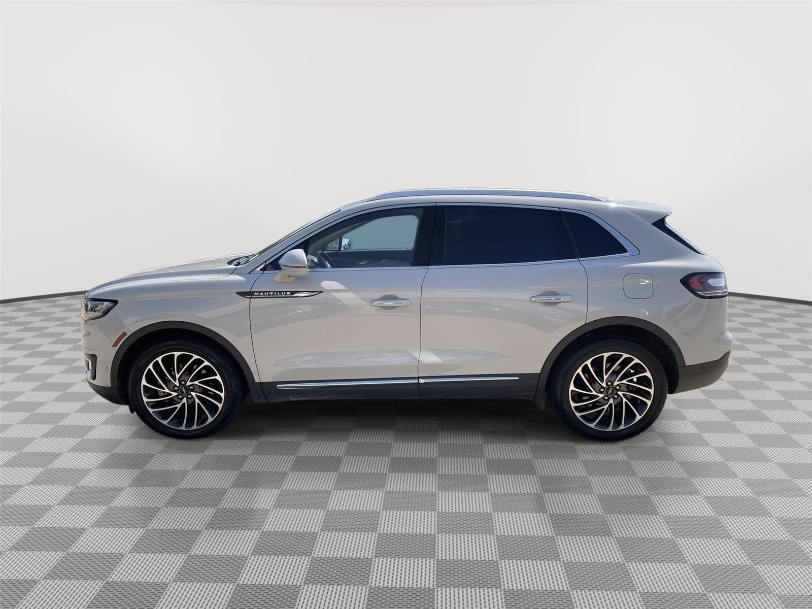 Vehicle photo 2