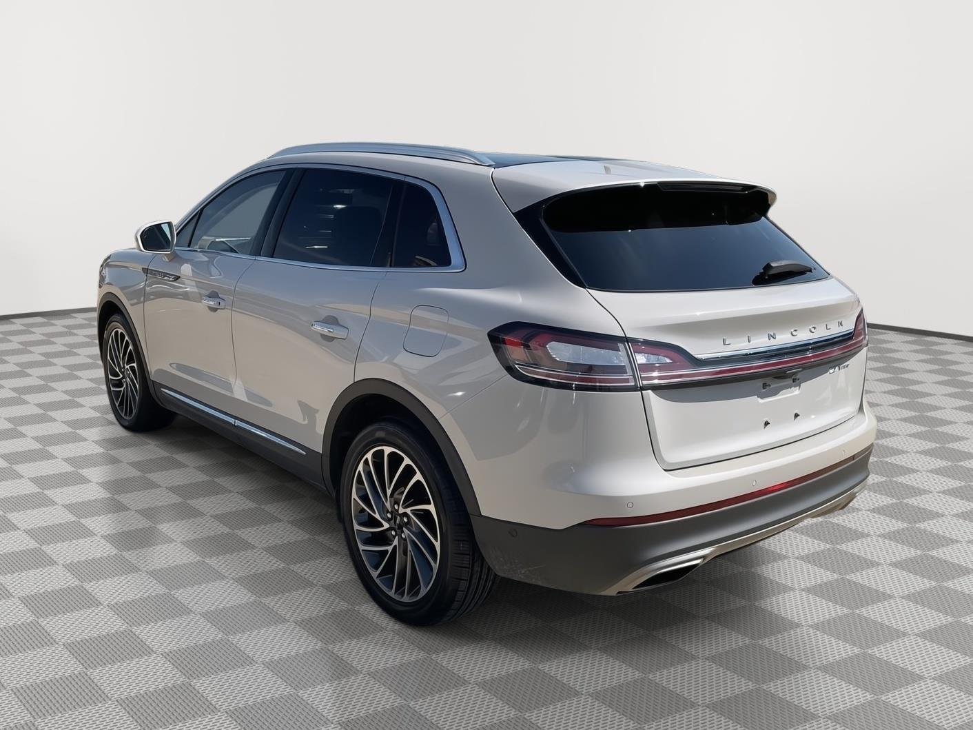 Vehicle photo 4