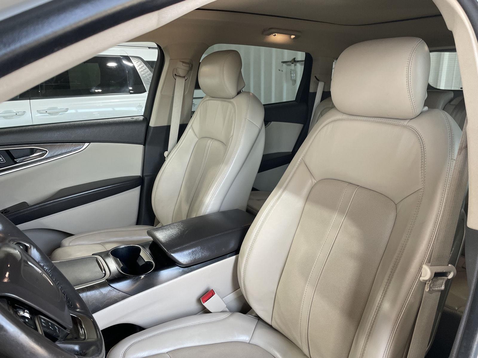 Vehicle photo 12