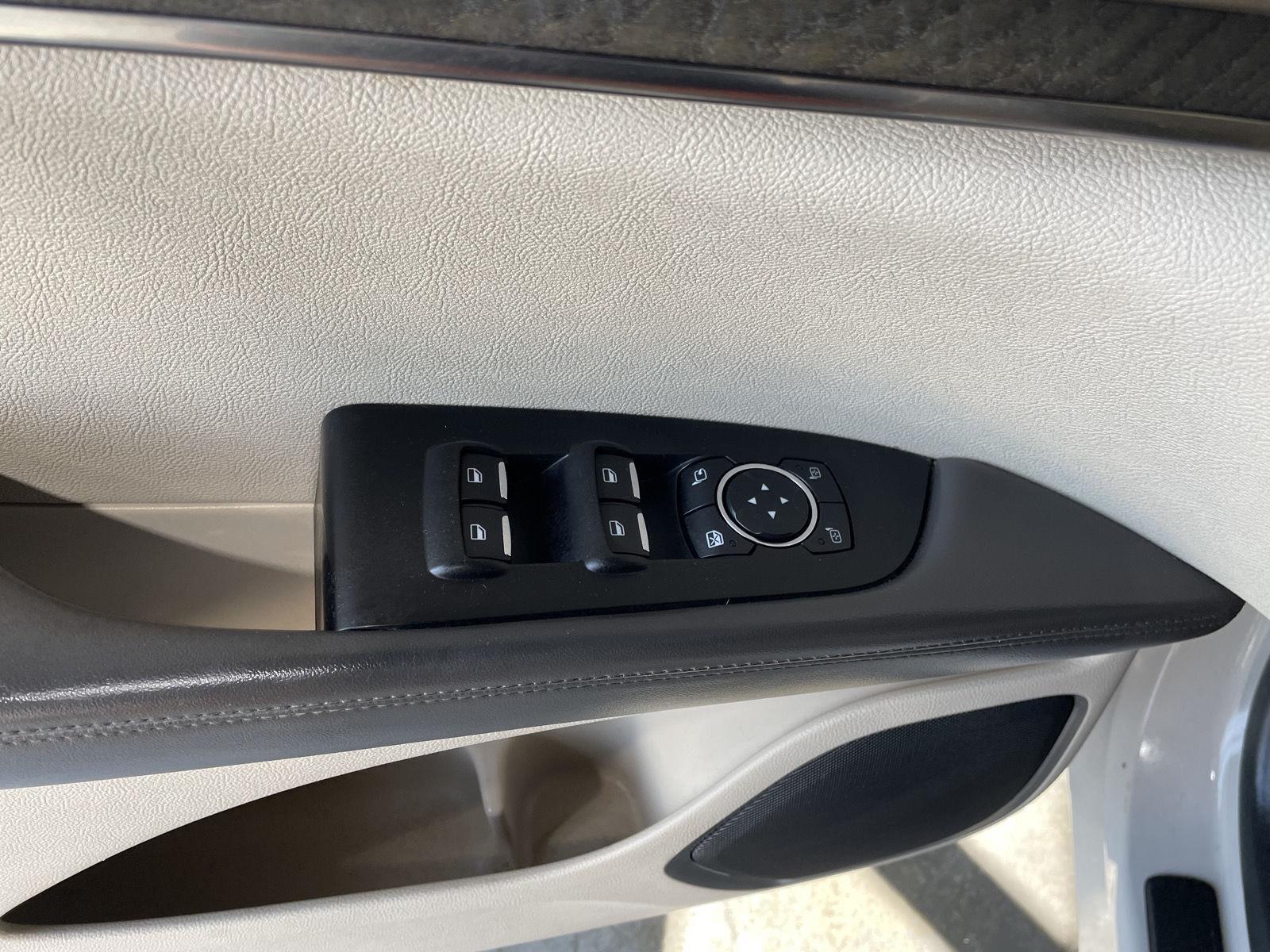 Vehicle photo 13