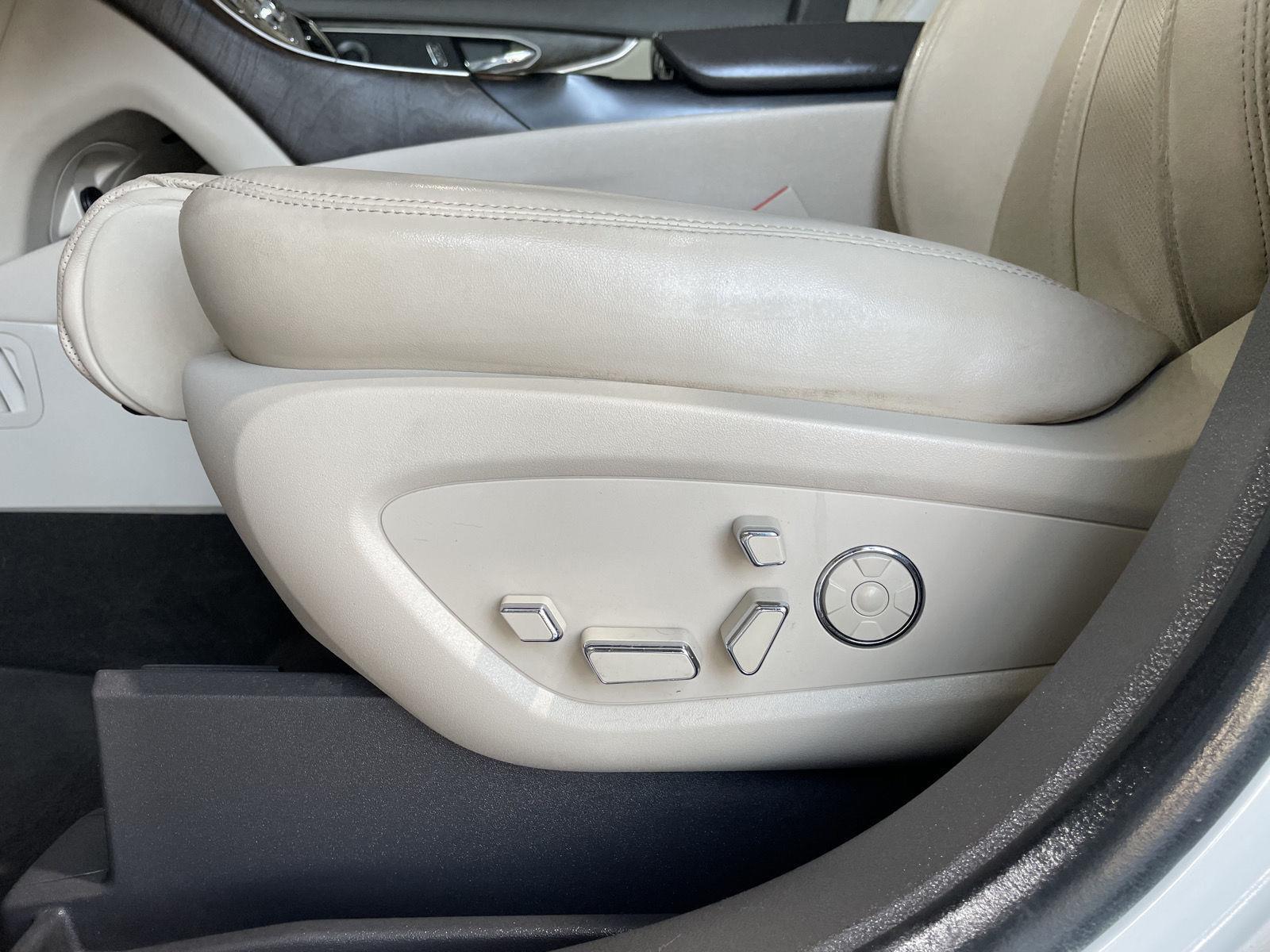 Vehicle photo 14