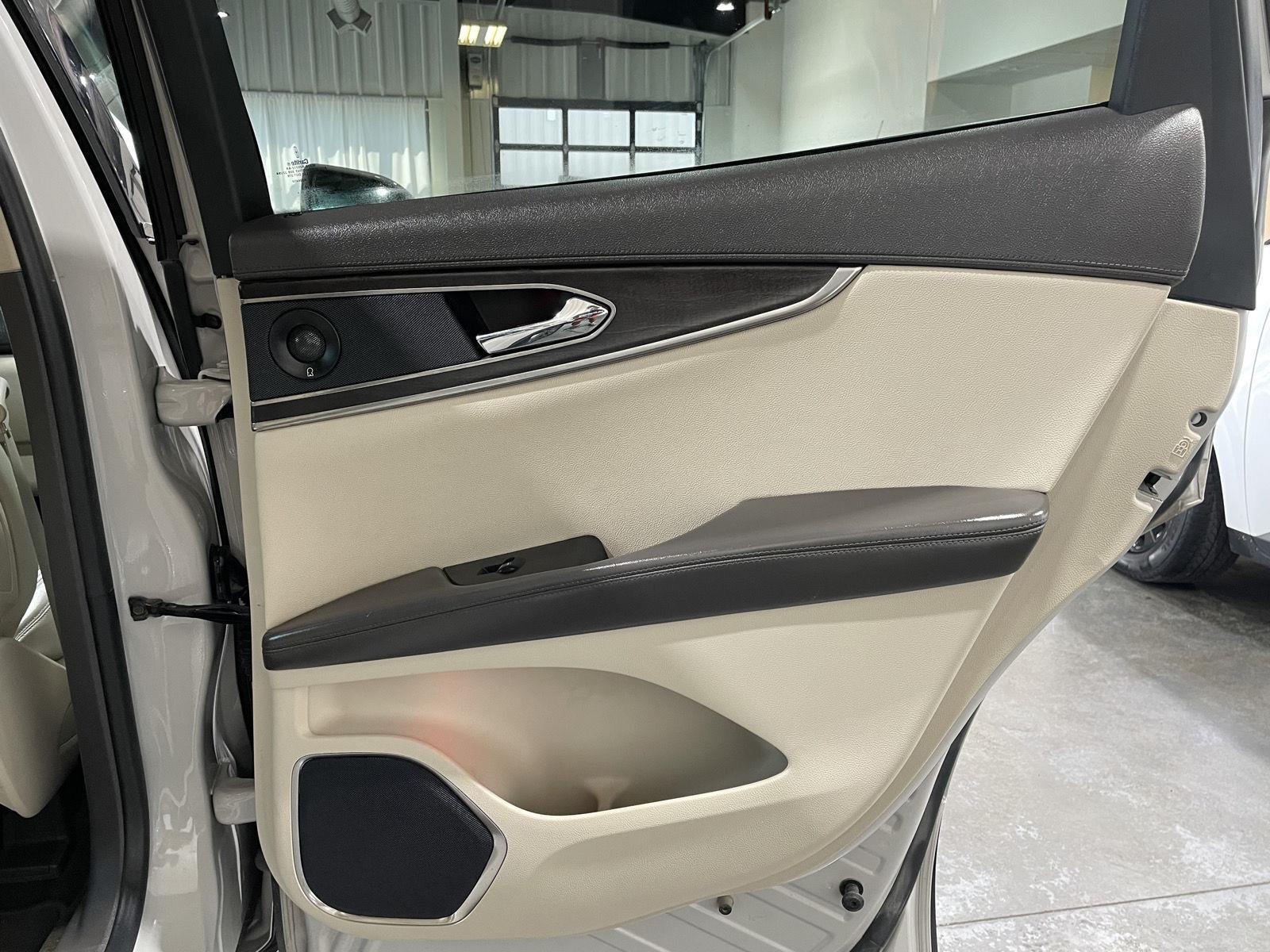 Vehicle photo 17