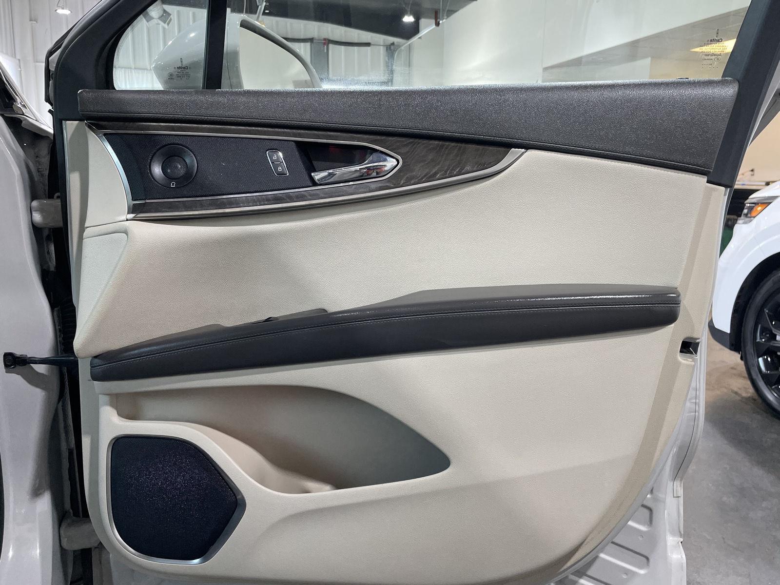 Vehicle photo 19