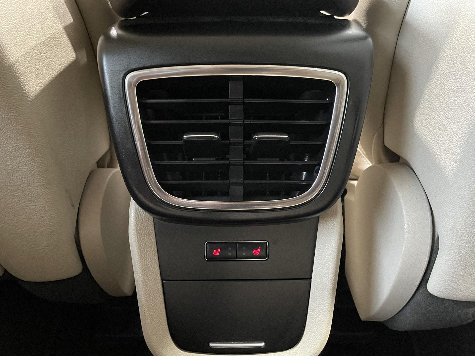 Vehicle photo 30