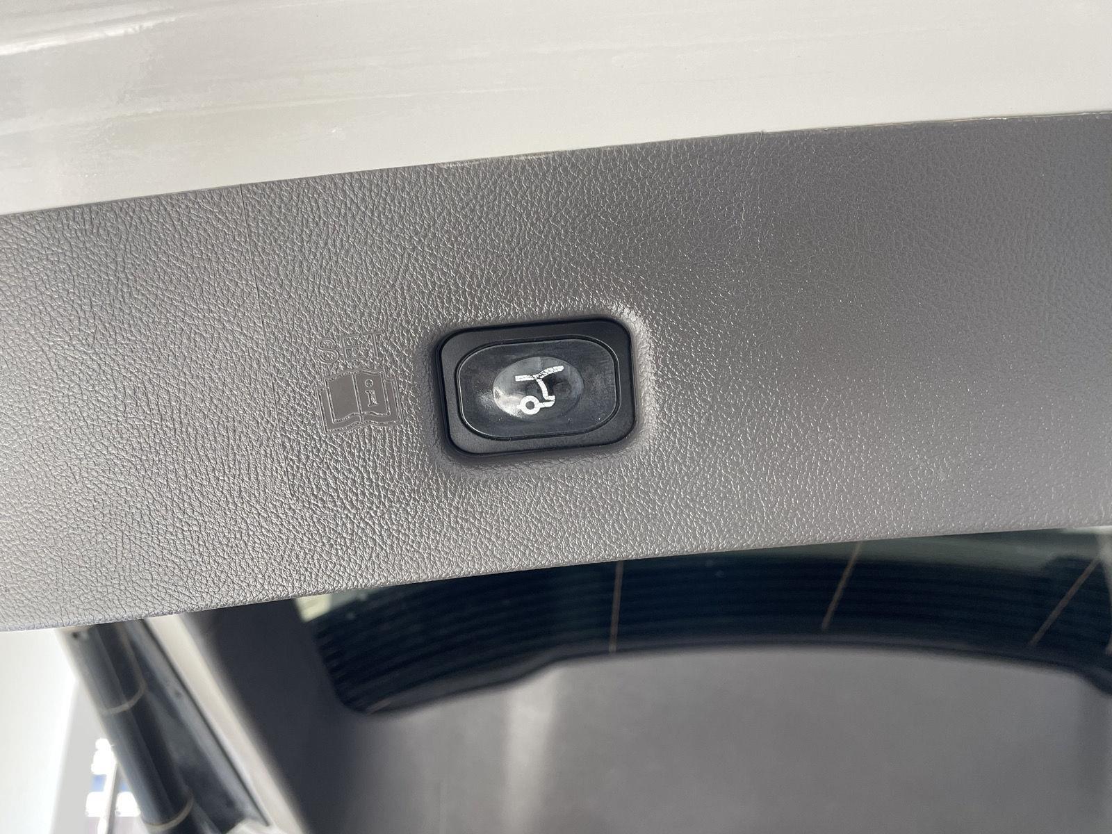 Vehicle photo 33