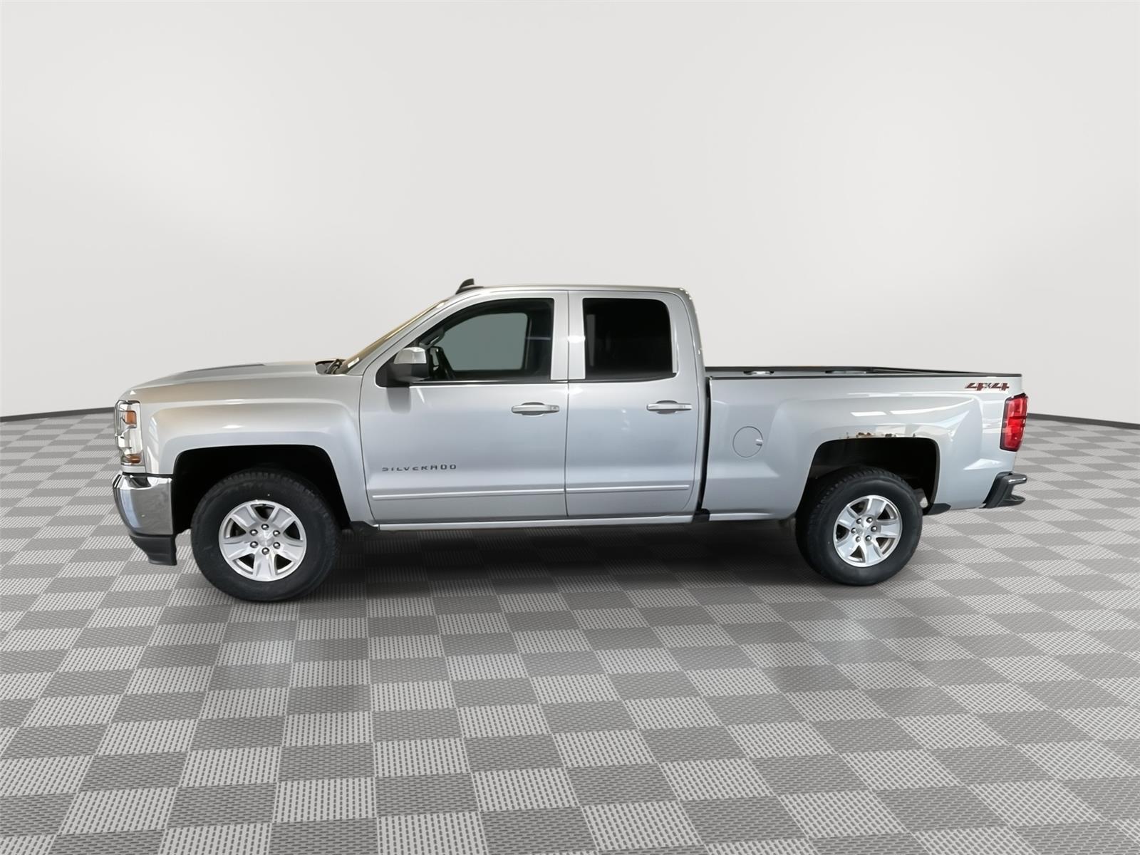 Vehicle photo 2