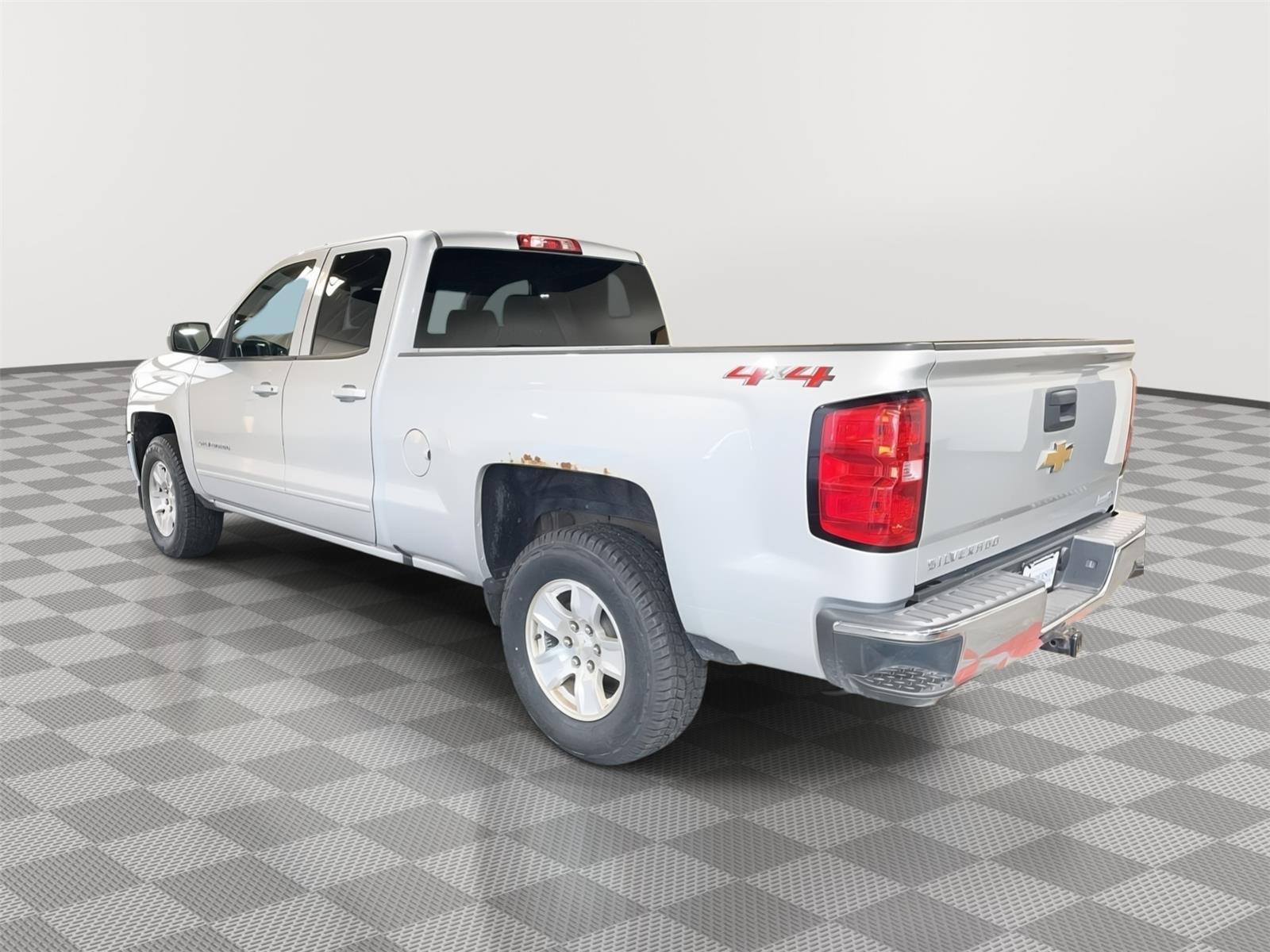 Vehicle photo 10