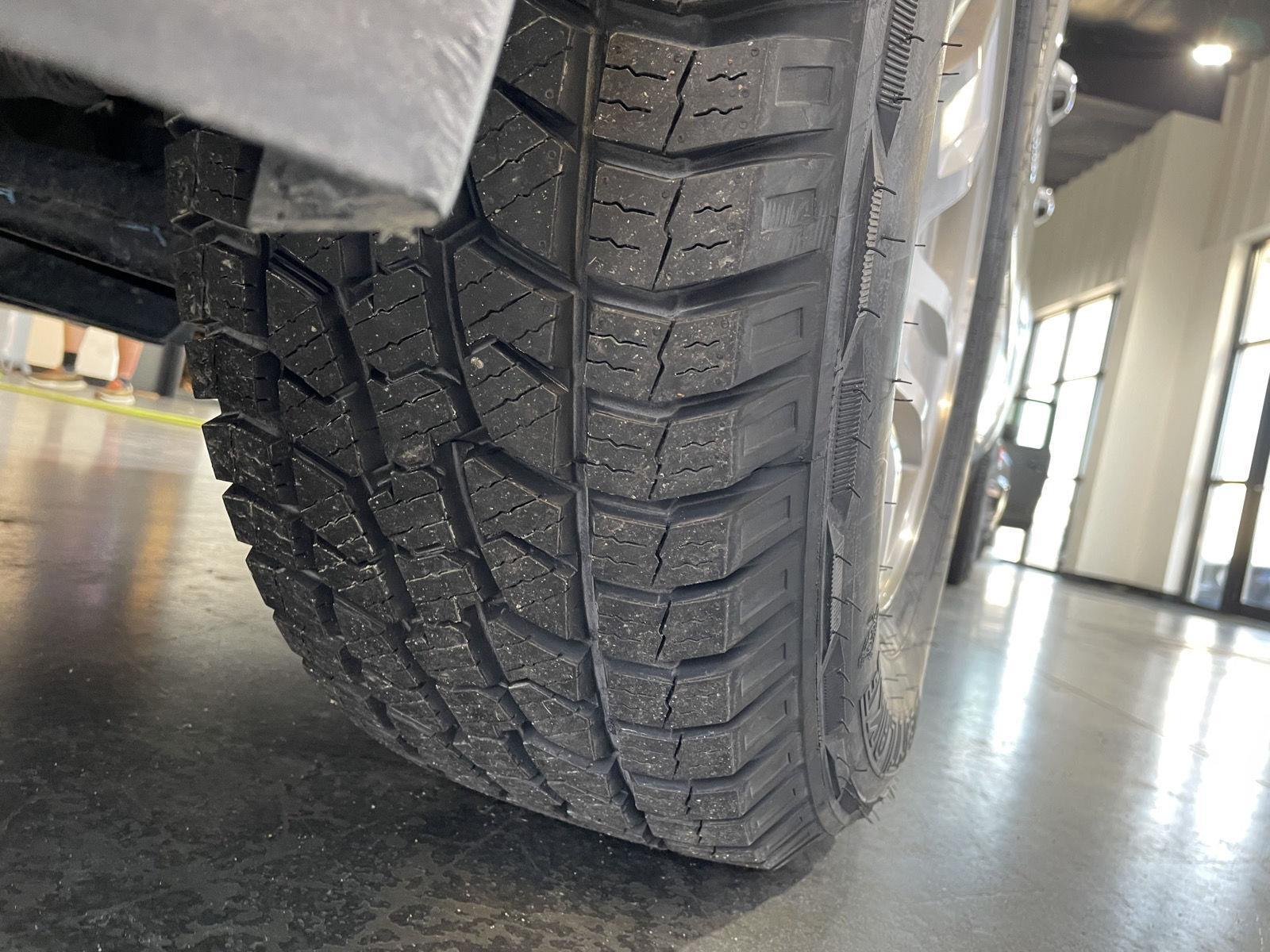 Vehicle photo 12