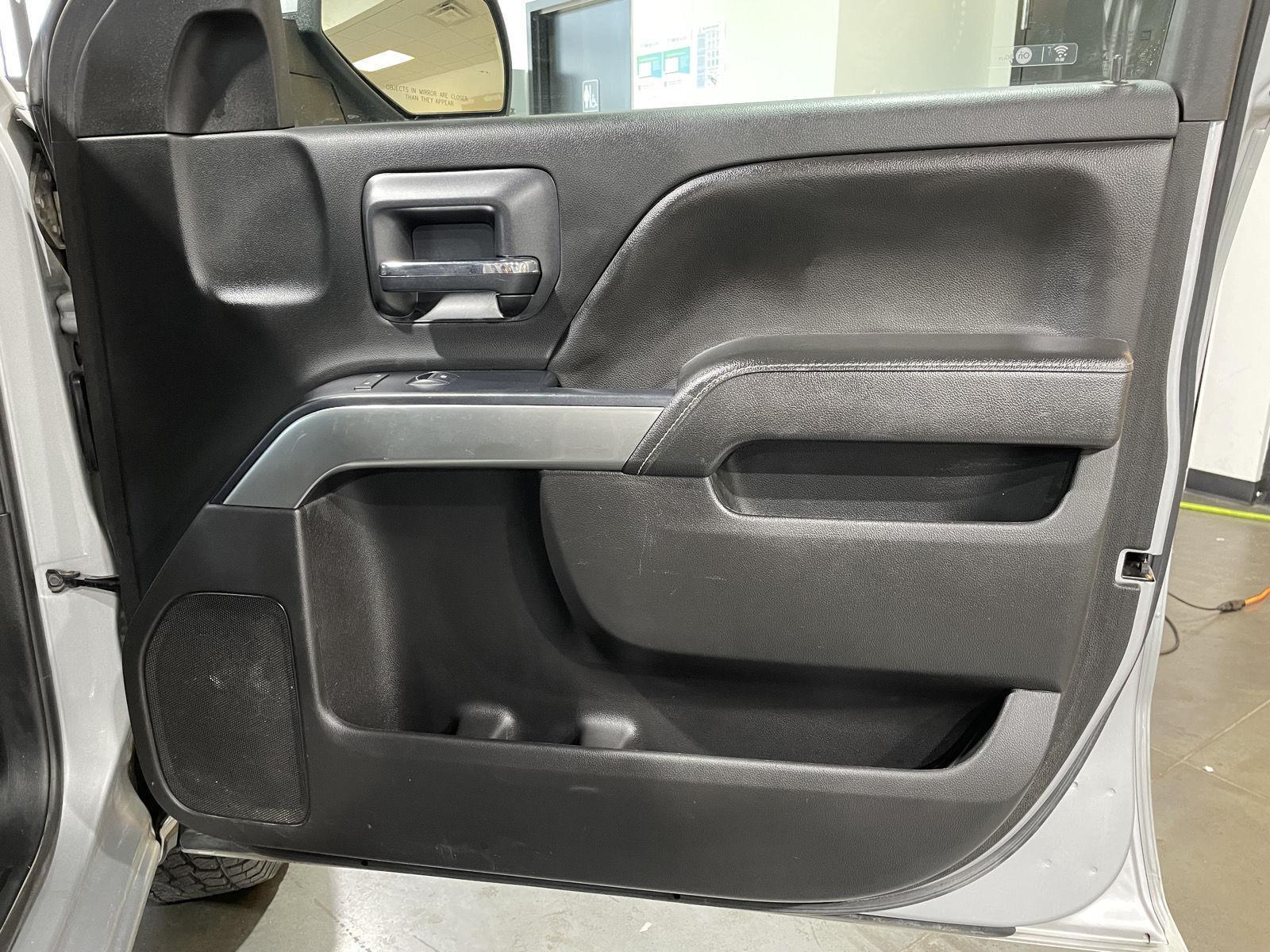 Vehicle photo 28