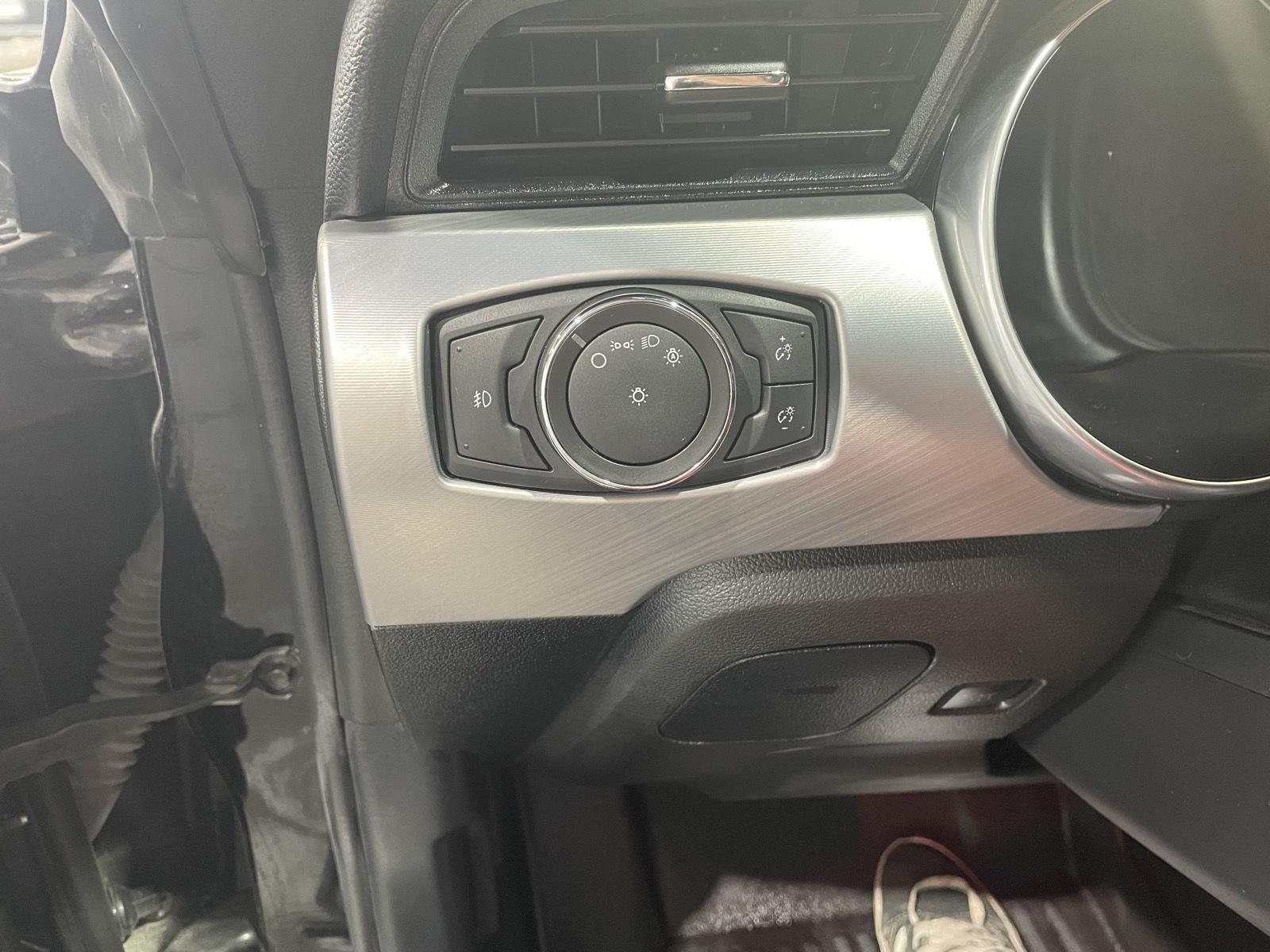 Vehicle photo 30