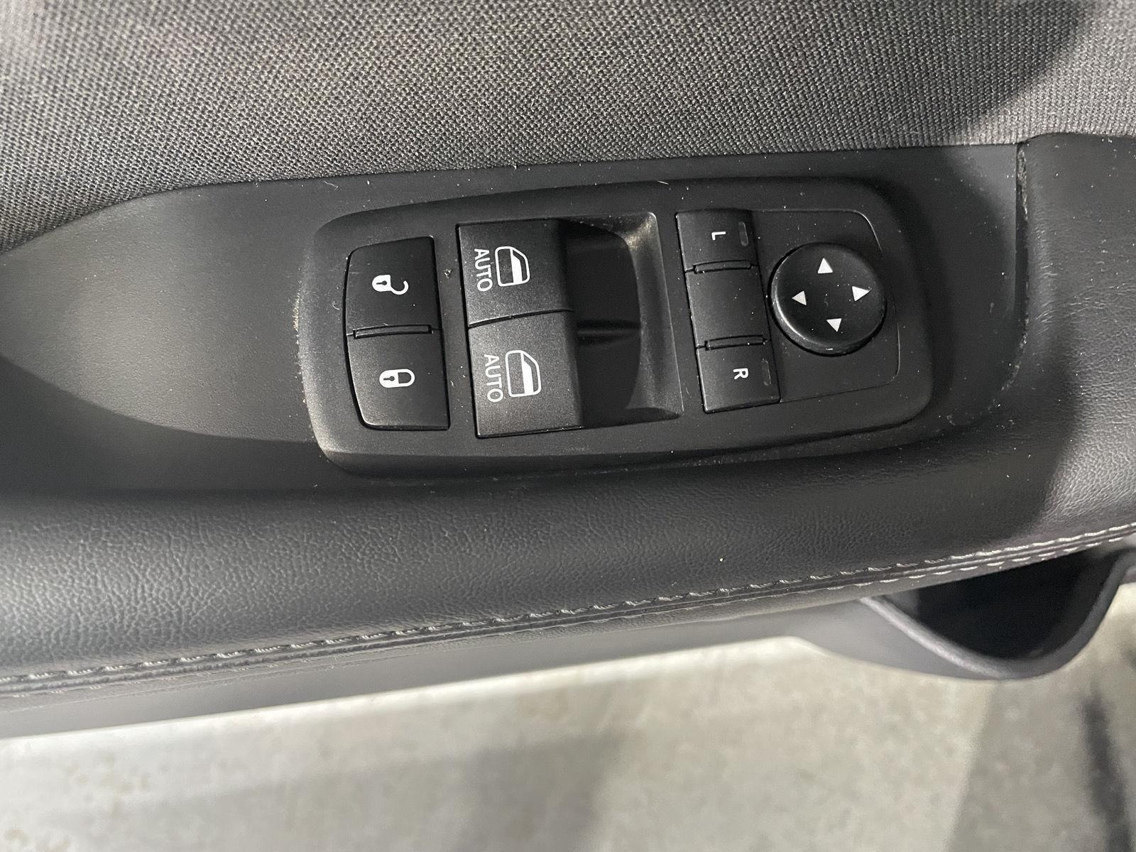 Vehicle photo 18