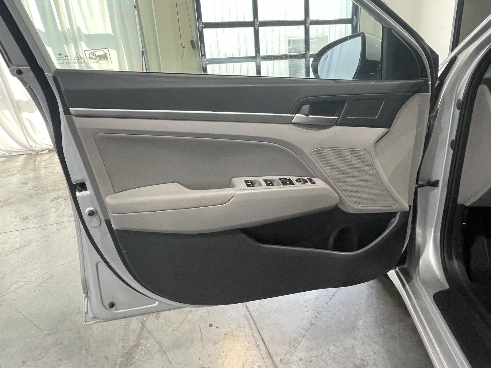 Vehicle photo 17
