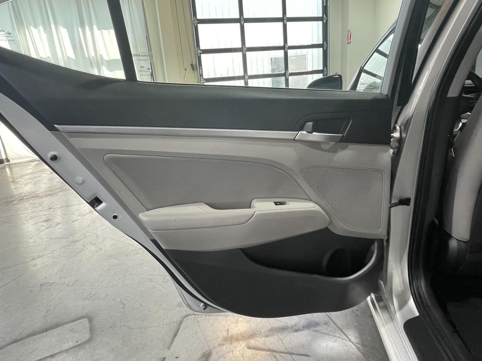 Vehicle photo 23