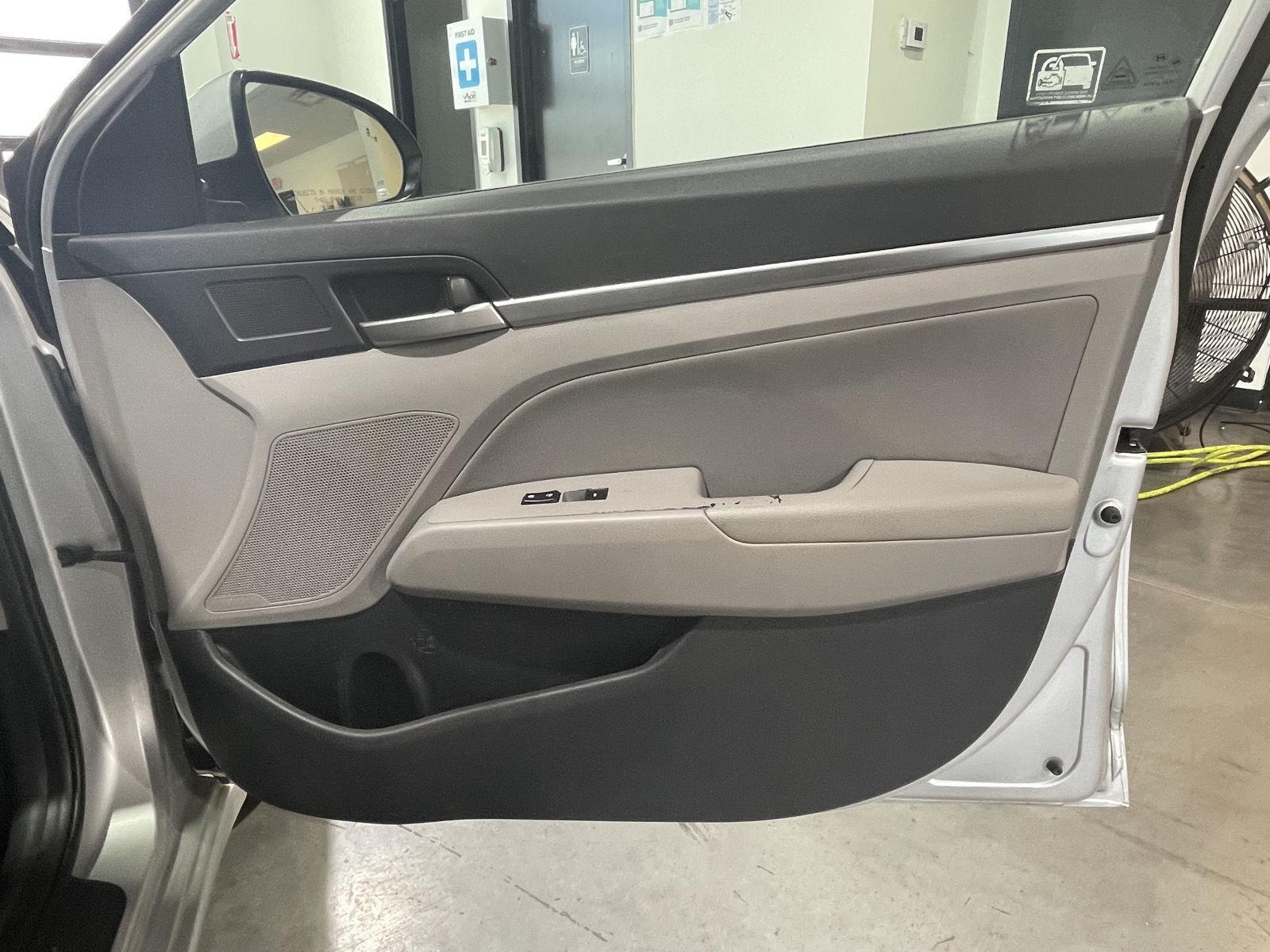 Vehicle photo 27