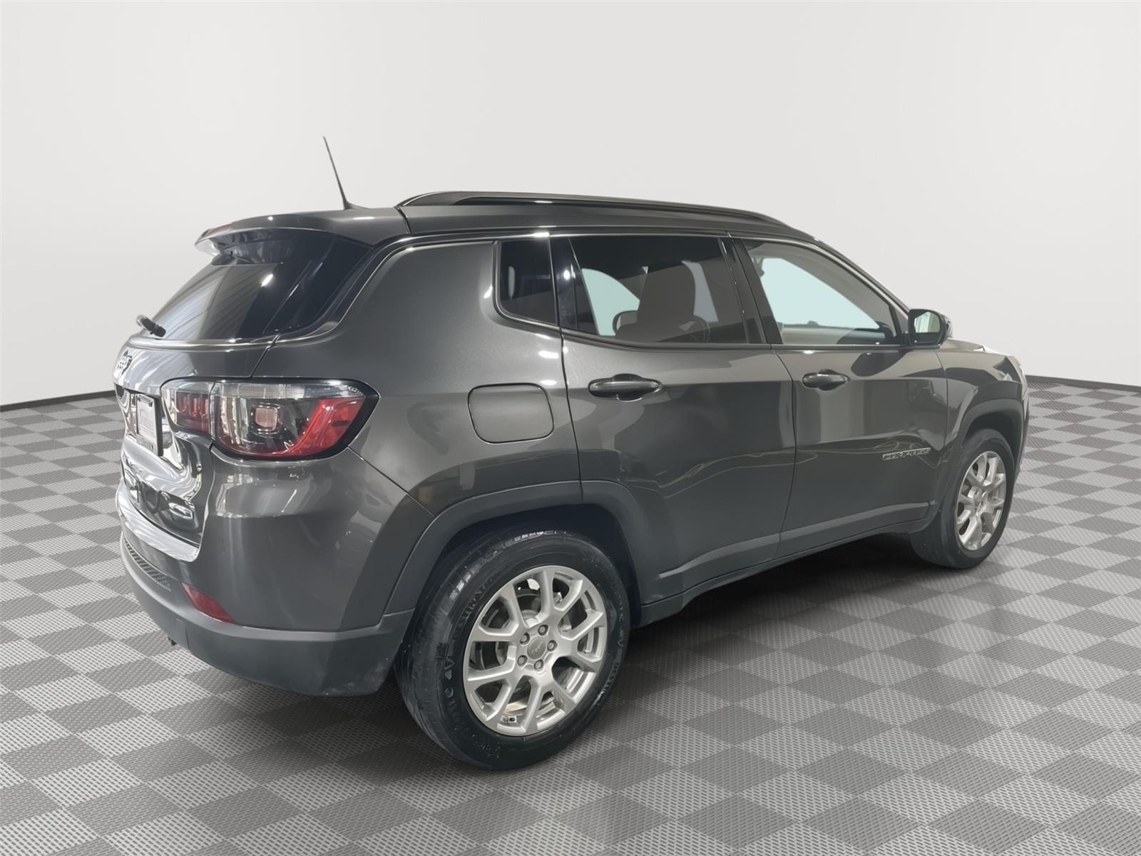 Vehicle photo 7