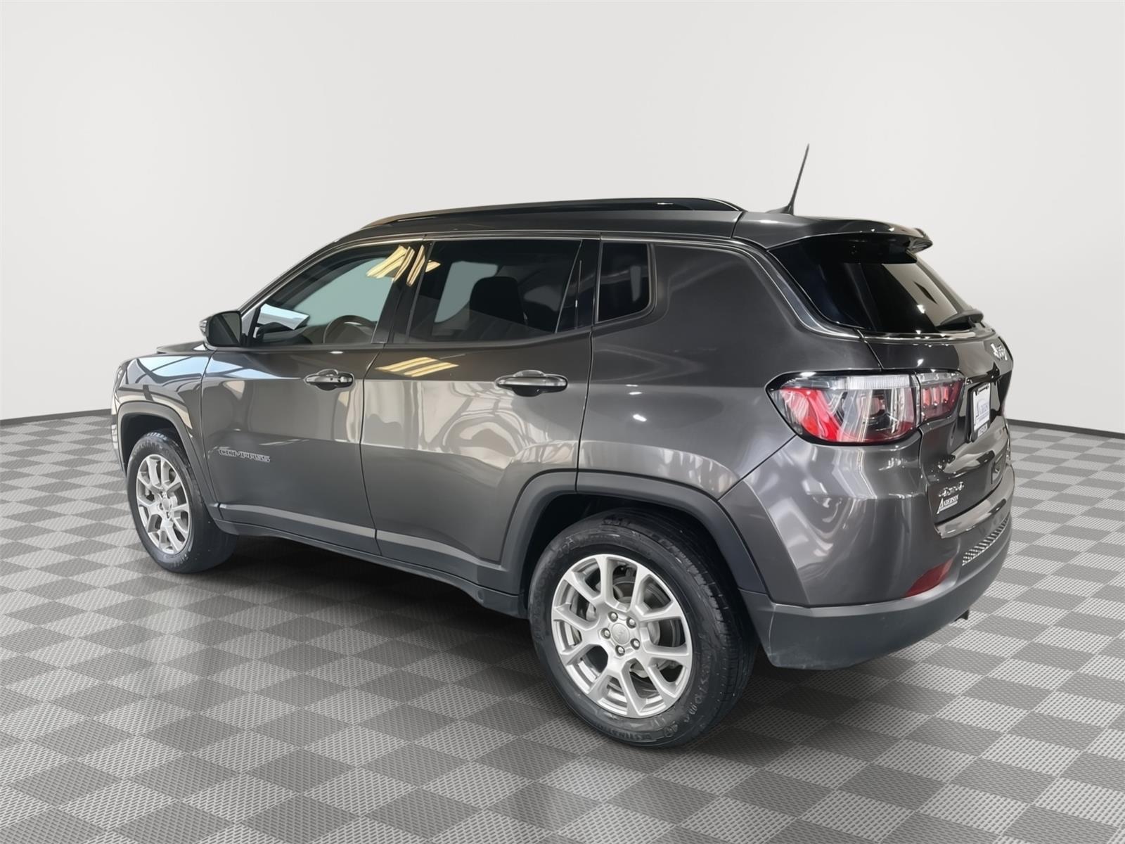 Vehicle photo 9