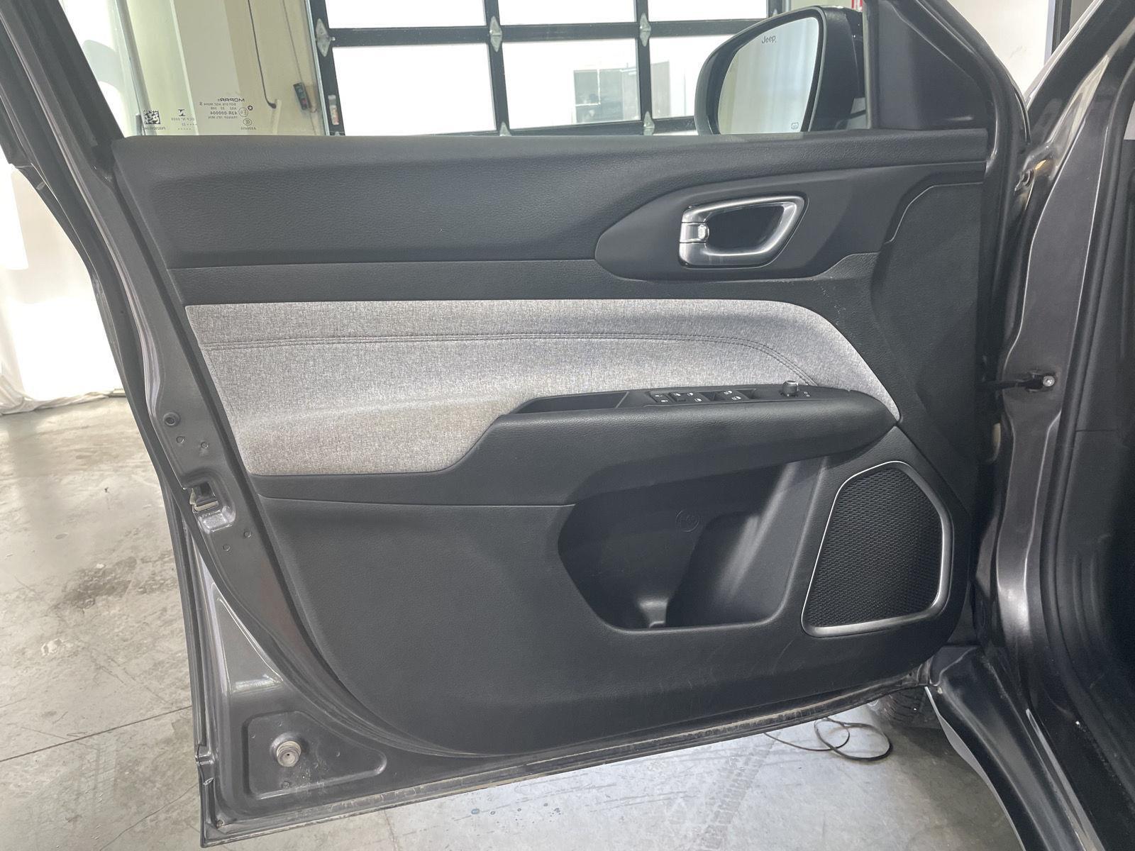 Vehicle photo 17