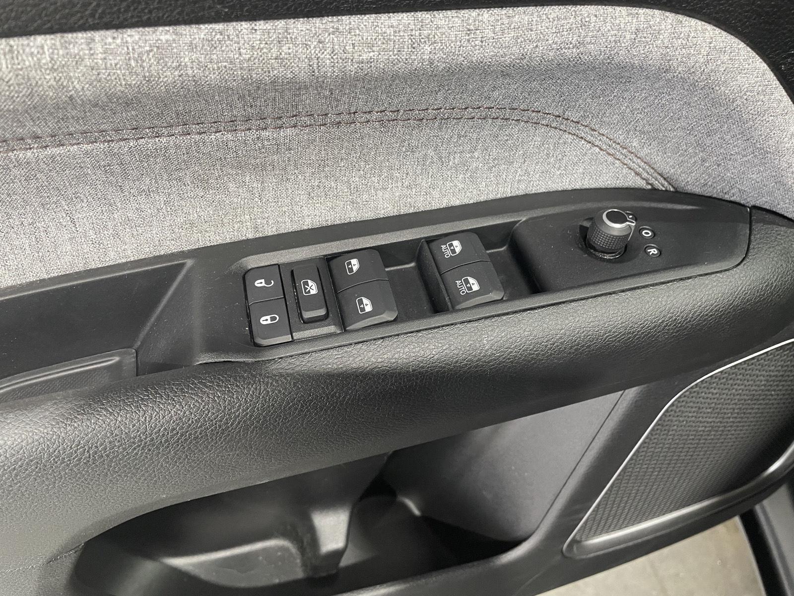 Vehicle photo 18
