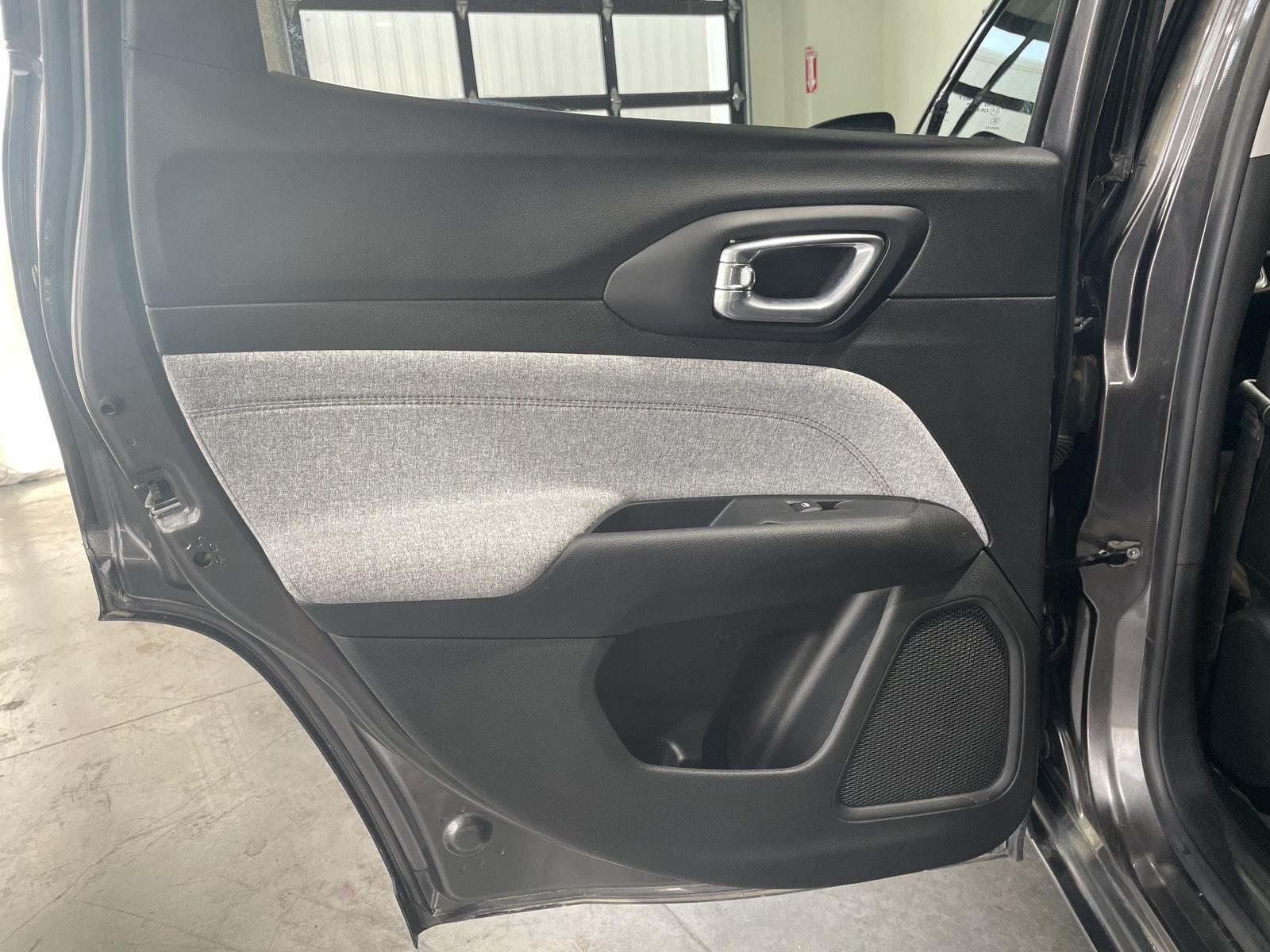 Vehicle photo 23