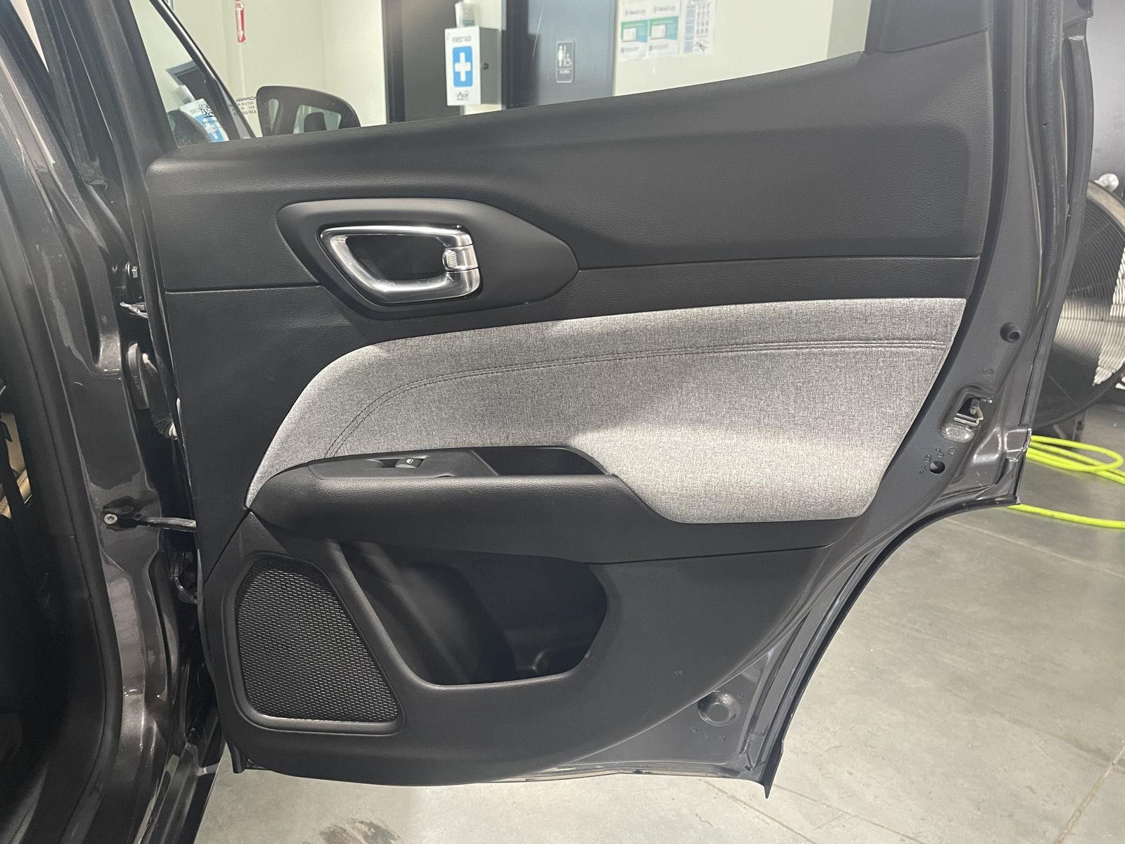 Vehicle photo 25