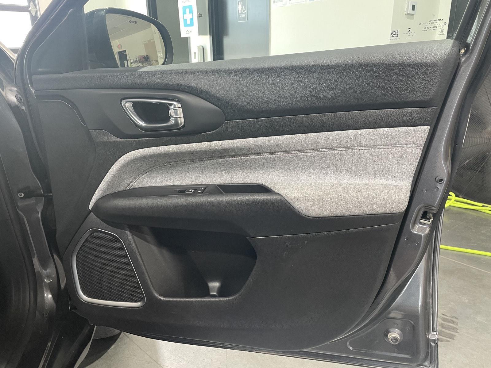 Vehicle photo 27