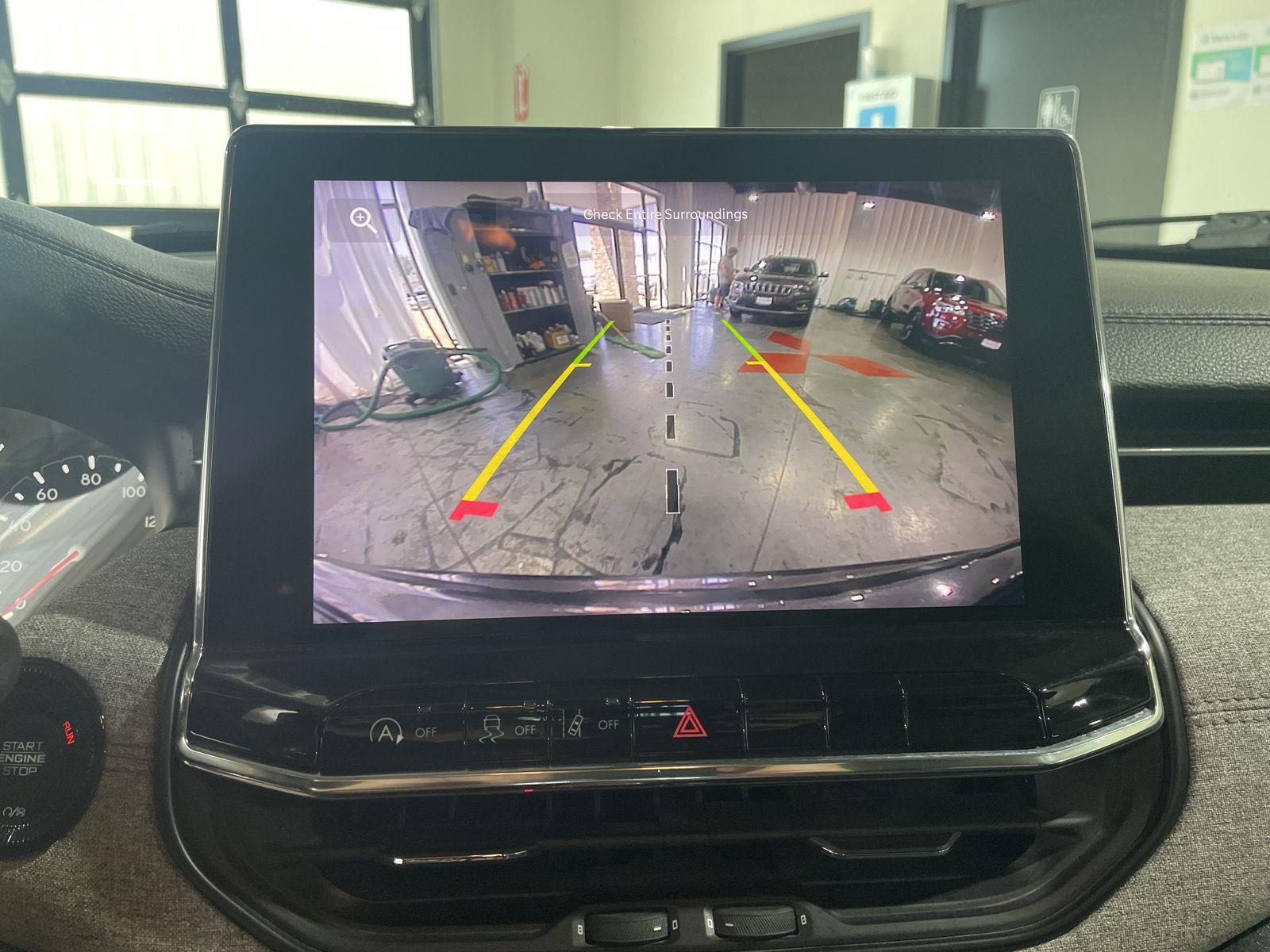 Vehicle photo 32