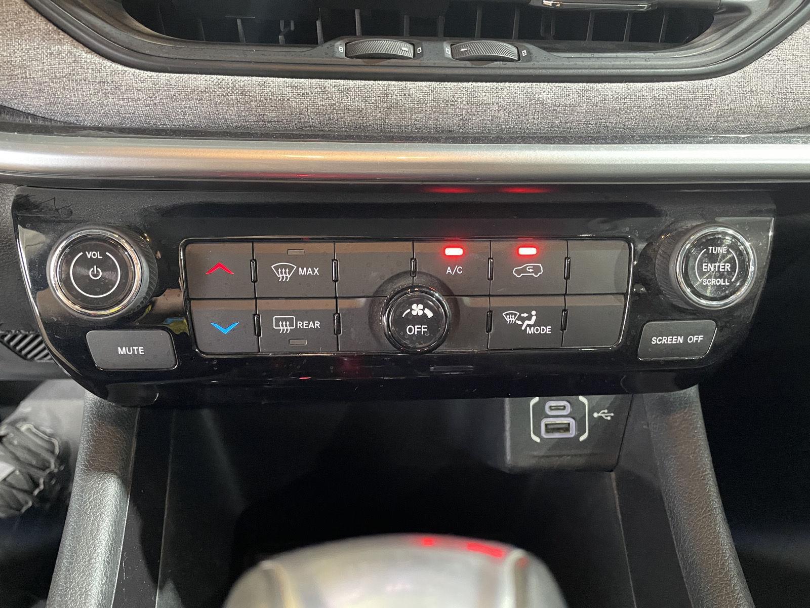 Vehicle photo 33