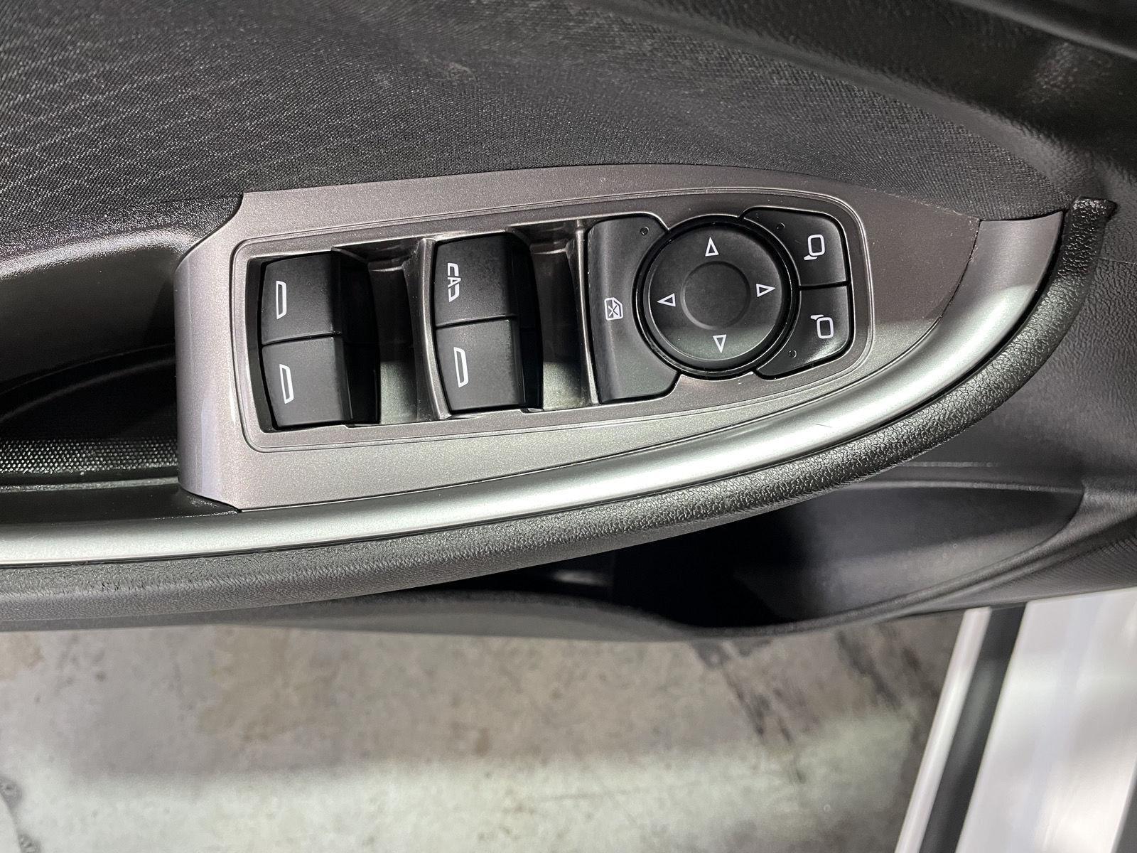 Vehicle photo 18