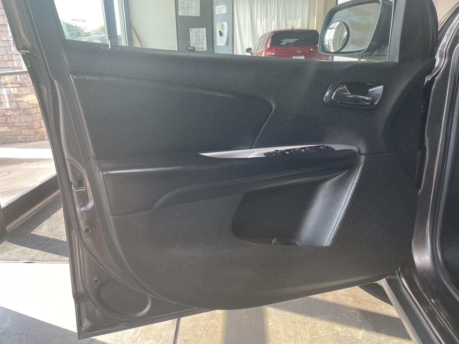 Vehicle photo 16