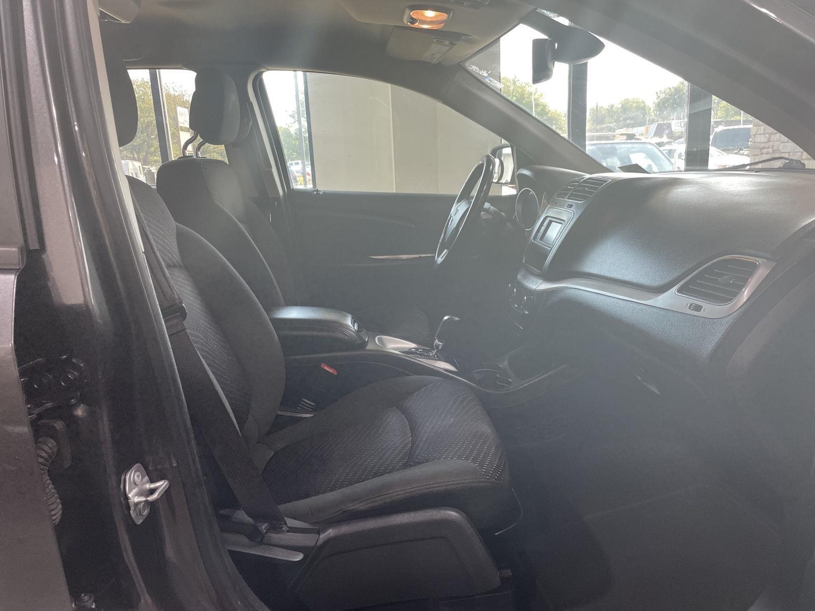 Vehicle photo 29