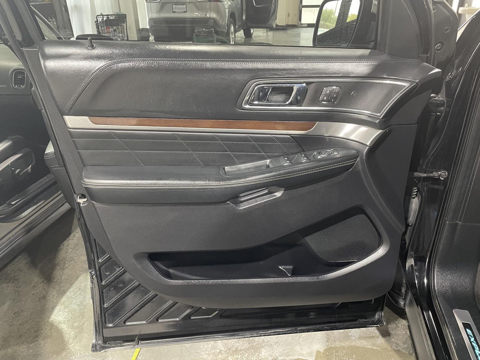 Vehicle photo 10