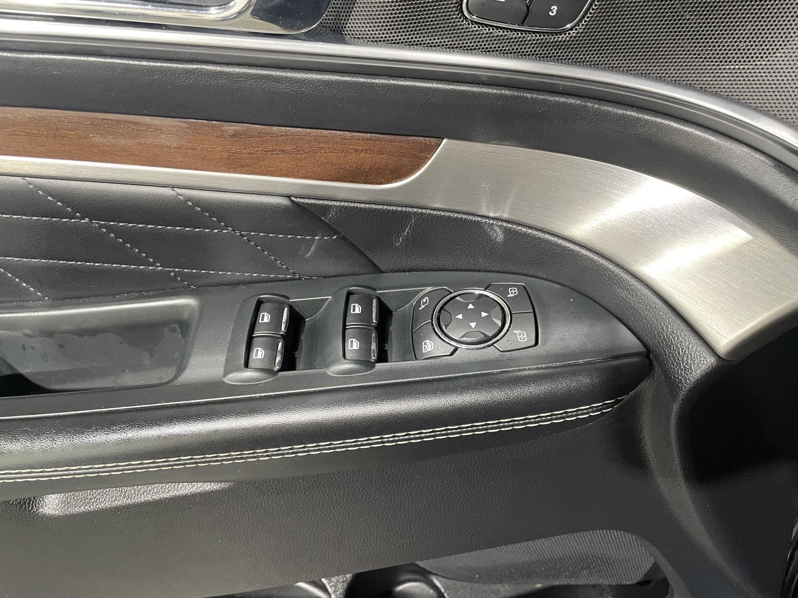 Vehicle photo 13