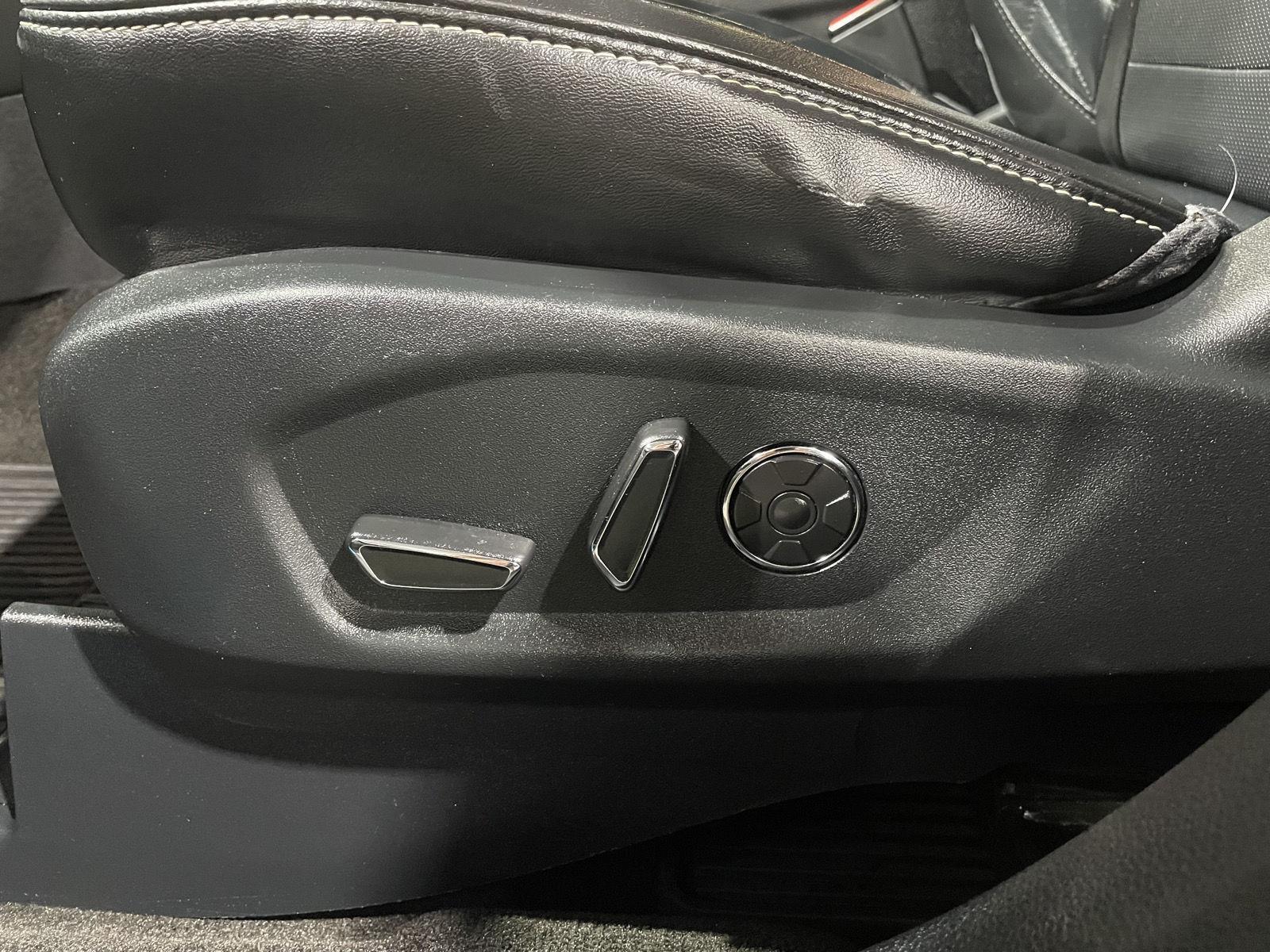 Vehicle photo 14