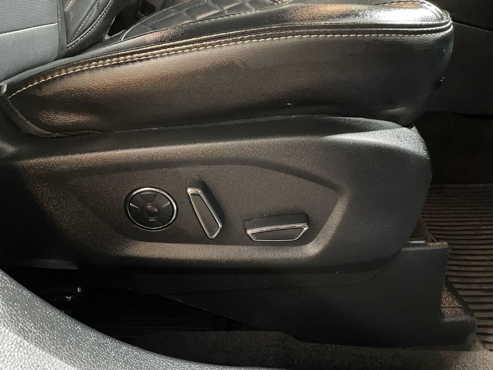 Vehicle photo 23