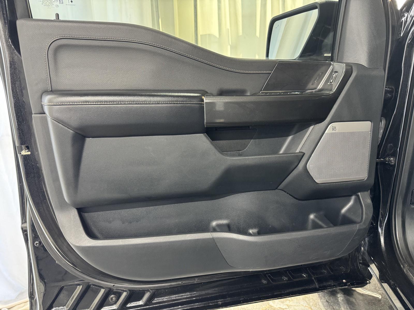 Vehicle photo 17
