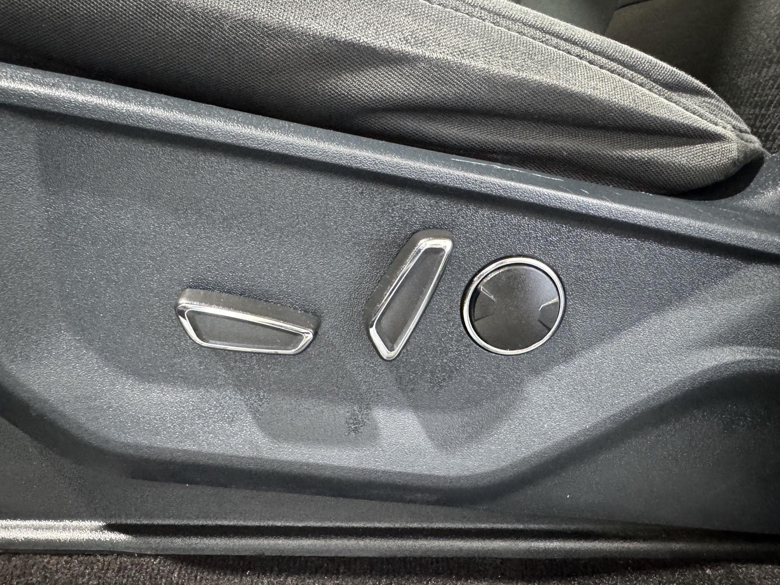 Vehicle photo 20