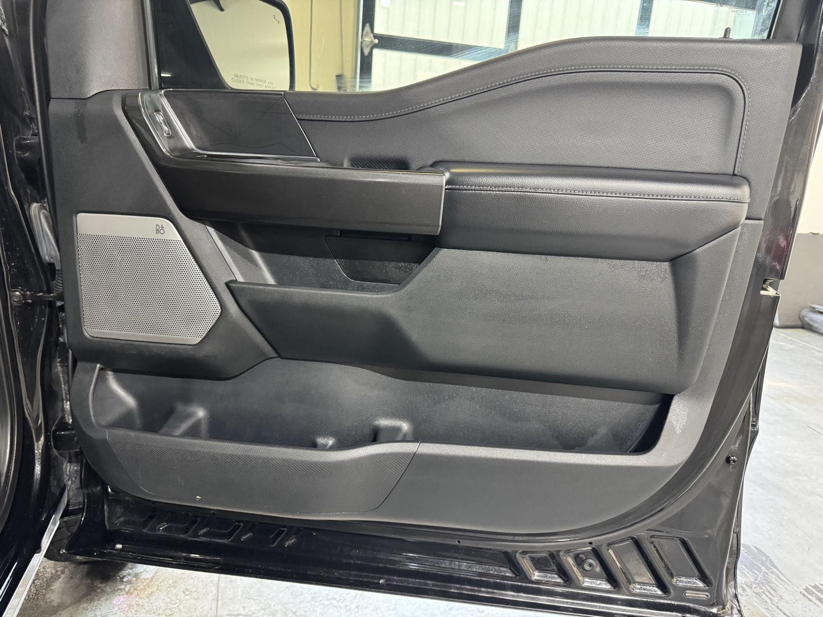 Vehicle photo 23