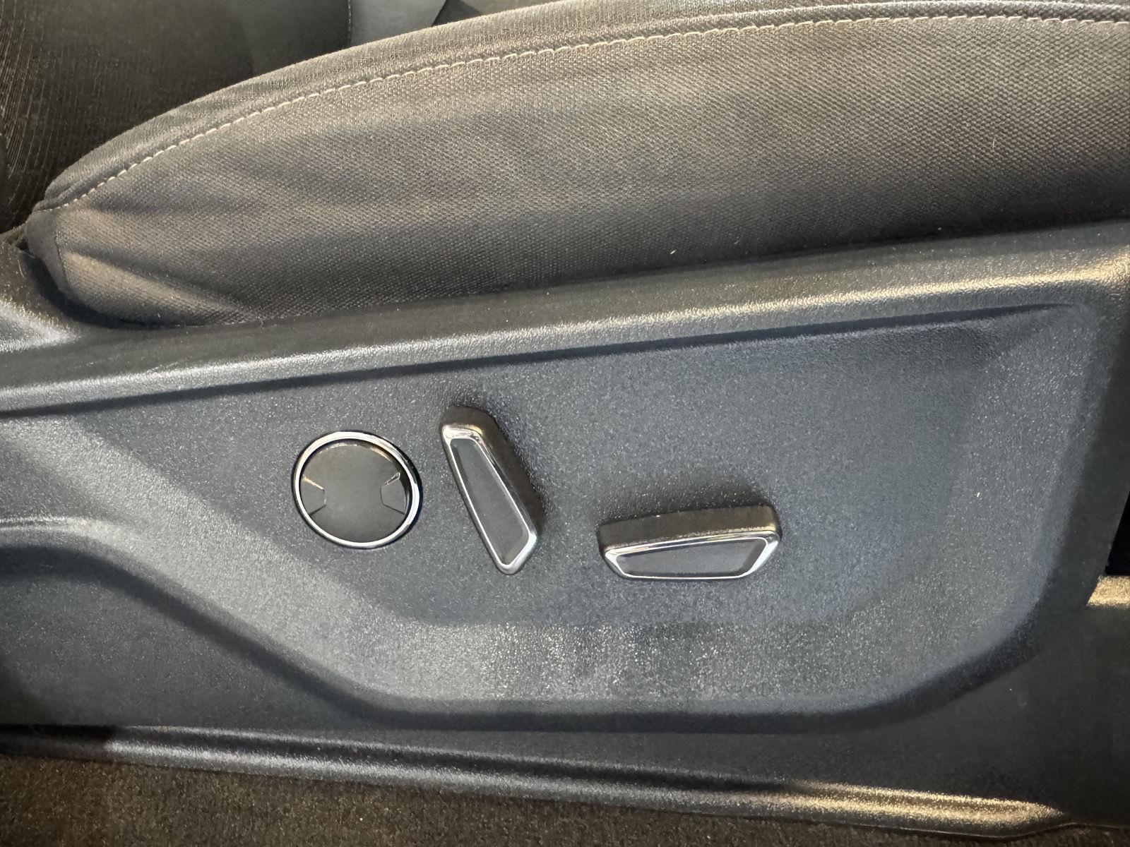 Vehicle photo 26